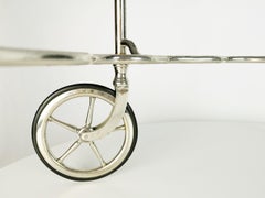 Chariot de service en métal plaqué argent italien raffiné, style « mid-century », avec plateaux amovibles