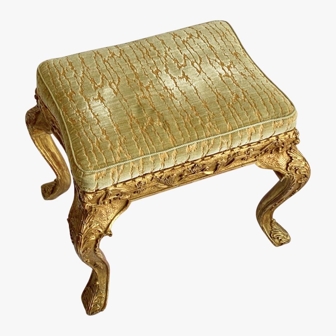 Très beau banc en bois sculpté de style italien en bois doré. Tapissé de velours de soie Janet Yonati. Belle reproduction vintage.