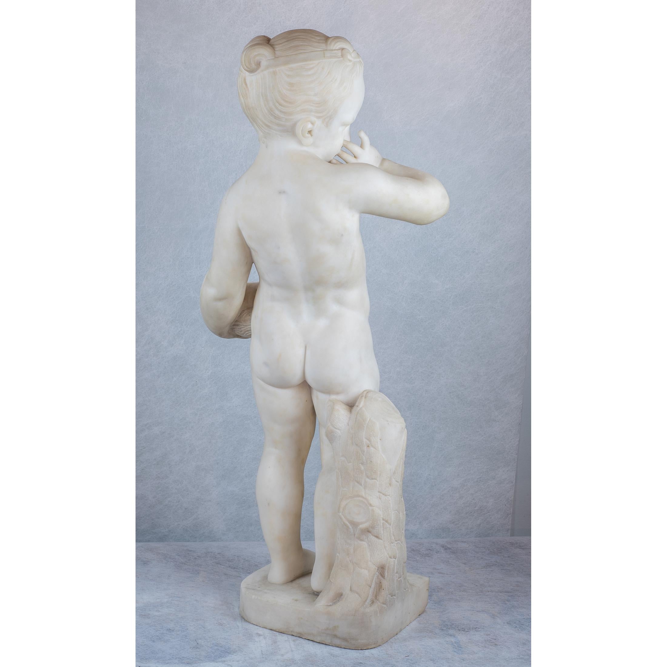 Weiße Skulptur aus weißem Marmor mit der Statue eines Jungen, der ein Wappen hält (Geschnitzt) im Angebot