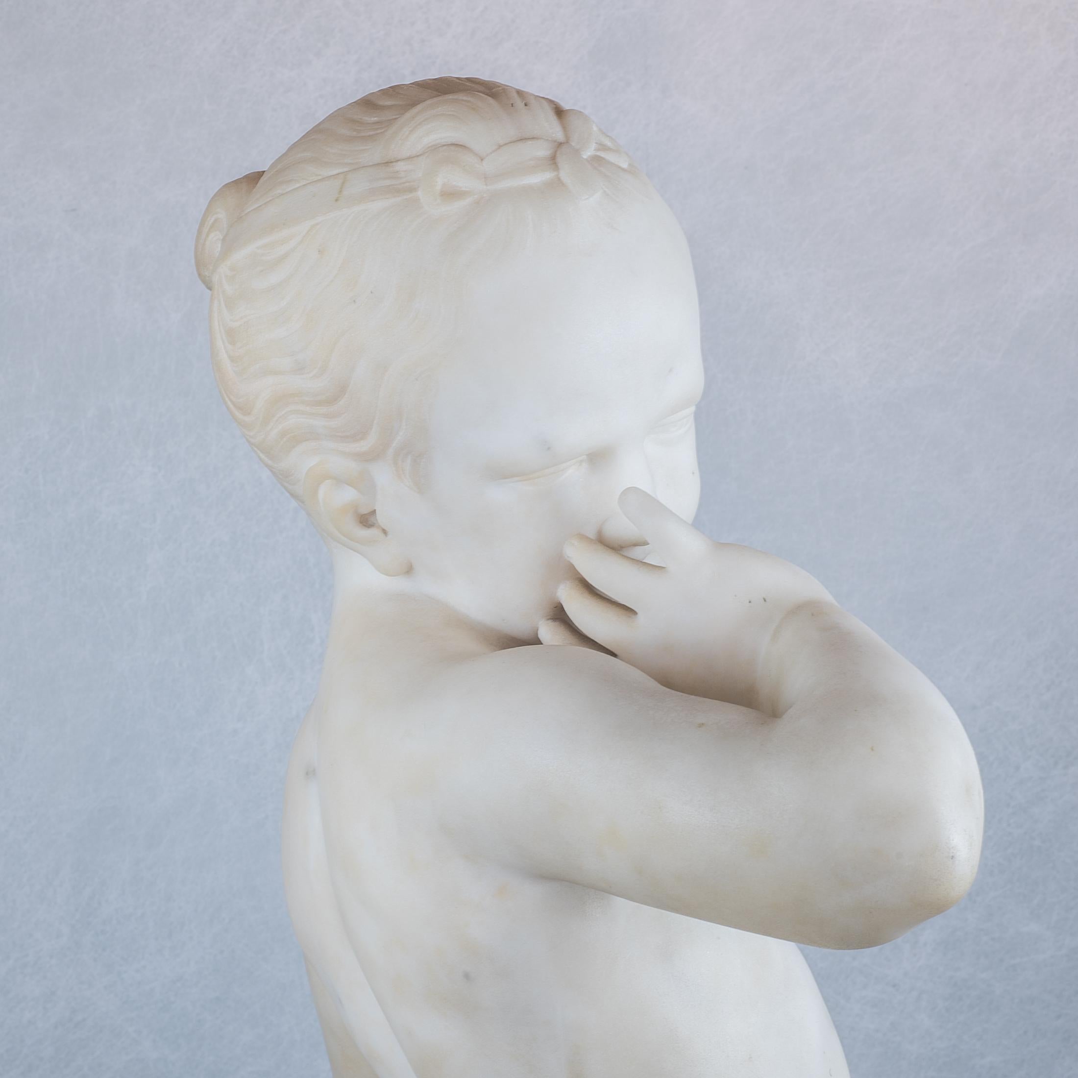 Weiße Skulptur aus weißem Marmor mit der Statue eines Jungen, der ein Wappen hält (19. Jahrhundert) im Angebot