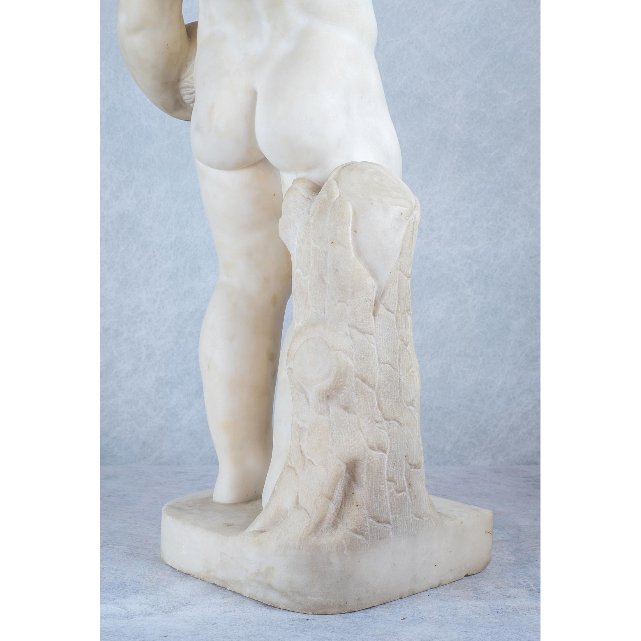 Weiße Skulptur aus weißem Marmor mit der Statue eines Jungen, der ein Wappen hält im Angebot 1