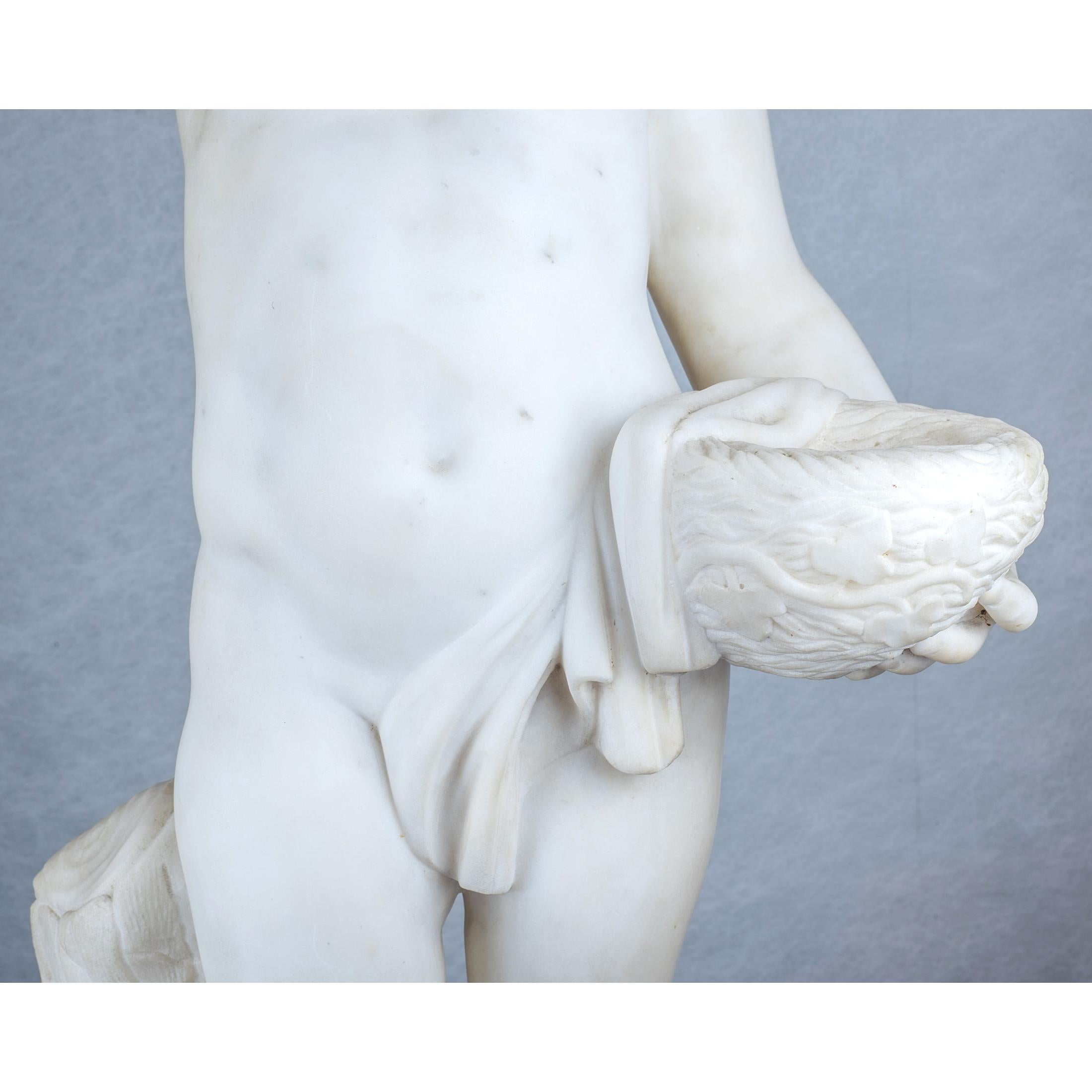 Weiße Skulptur aus weißem Marmor mit der Statue eines Jungen, der ein Wappen hält im Angebot 2