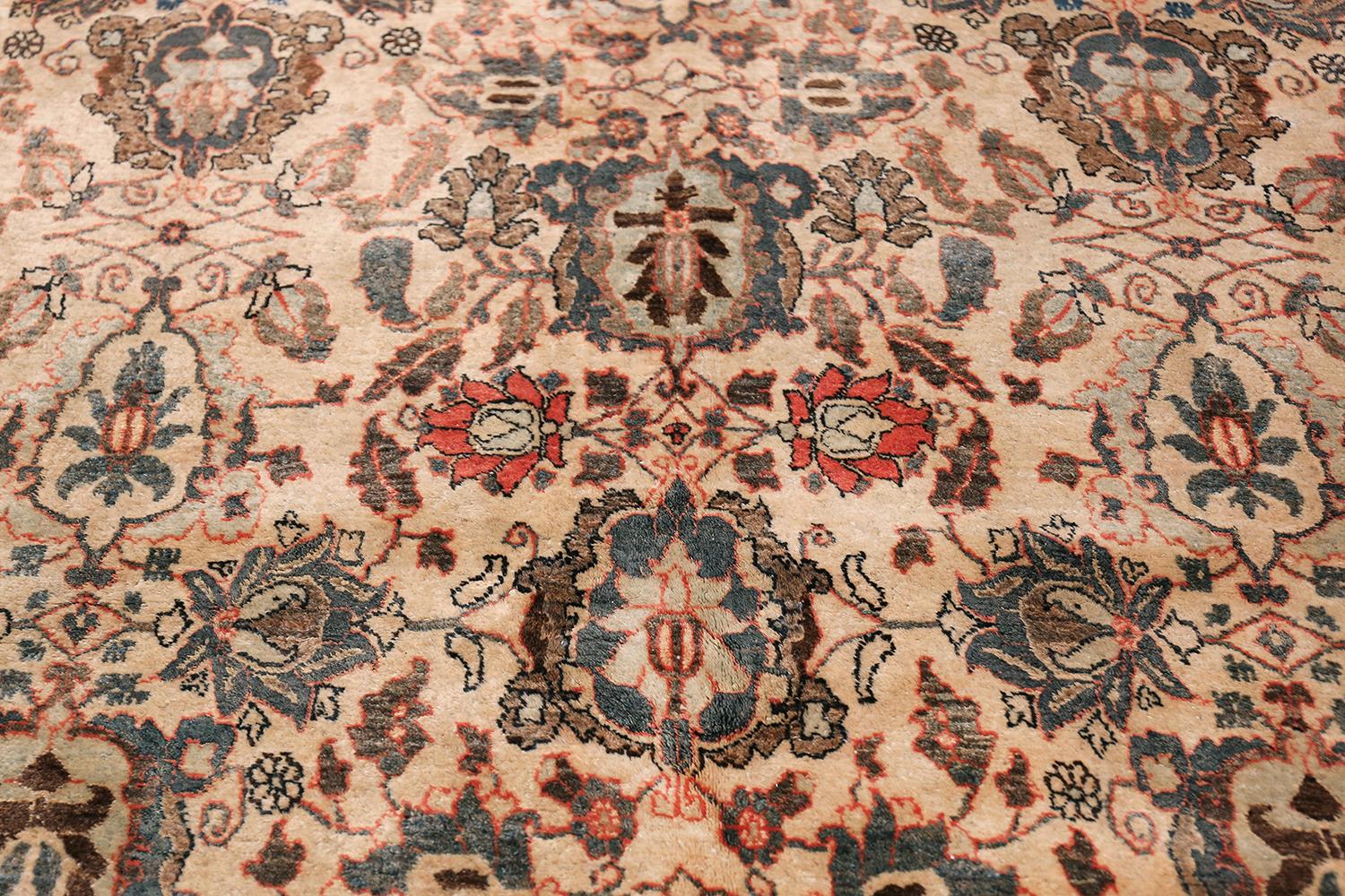Elfenbeinfarbener antiker persischer Täbriz-Teppich. Größe: 6 Fuß 5 Zoll x 10 Fuß 5 Zoll im Zustand „Hervorragend“ im Angebot in New York, NY
