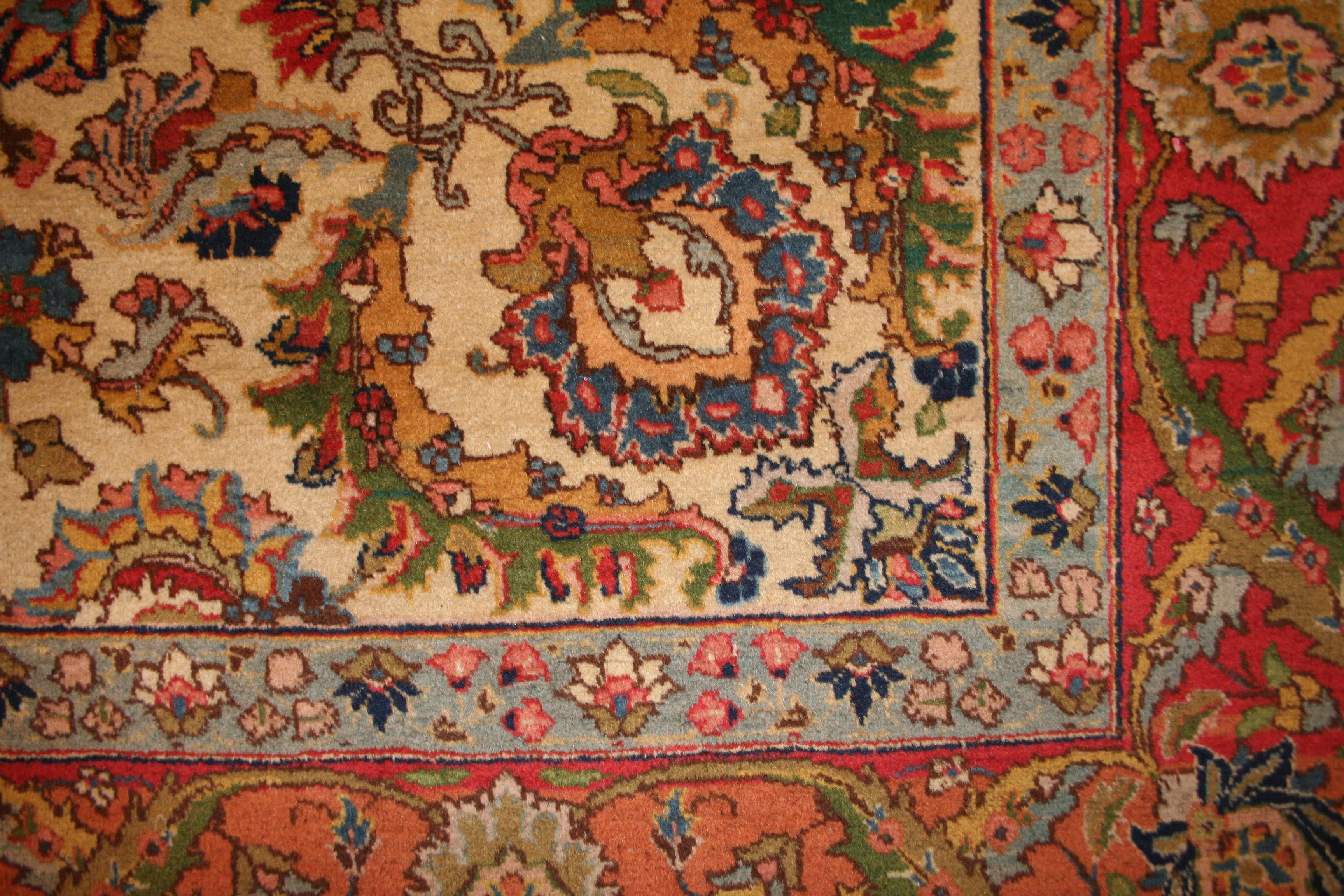 Feiner elfenbeinfarbener Hintergrund Antiker Benlian Teppich aus Täbris (Tabriz) im Angebot