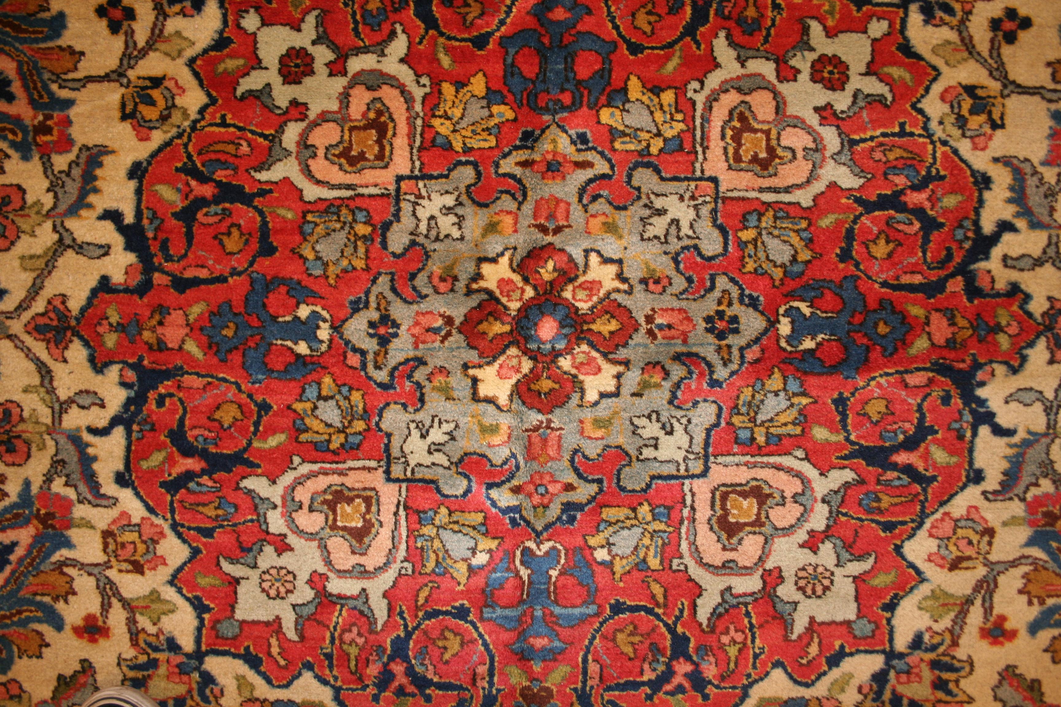 Feiner elfenbeinfarbener Hintergrund Antiker Benlian Teppich aus Täbris (Aserbaidschanisch) im Angebot