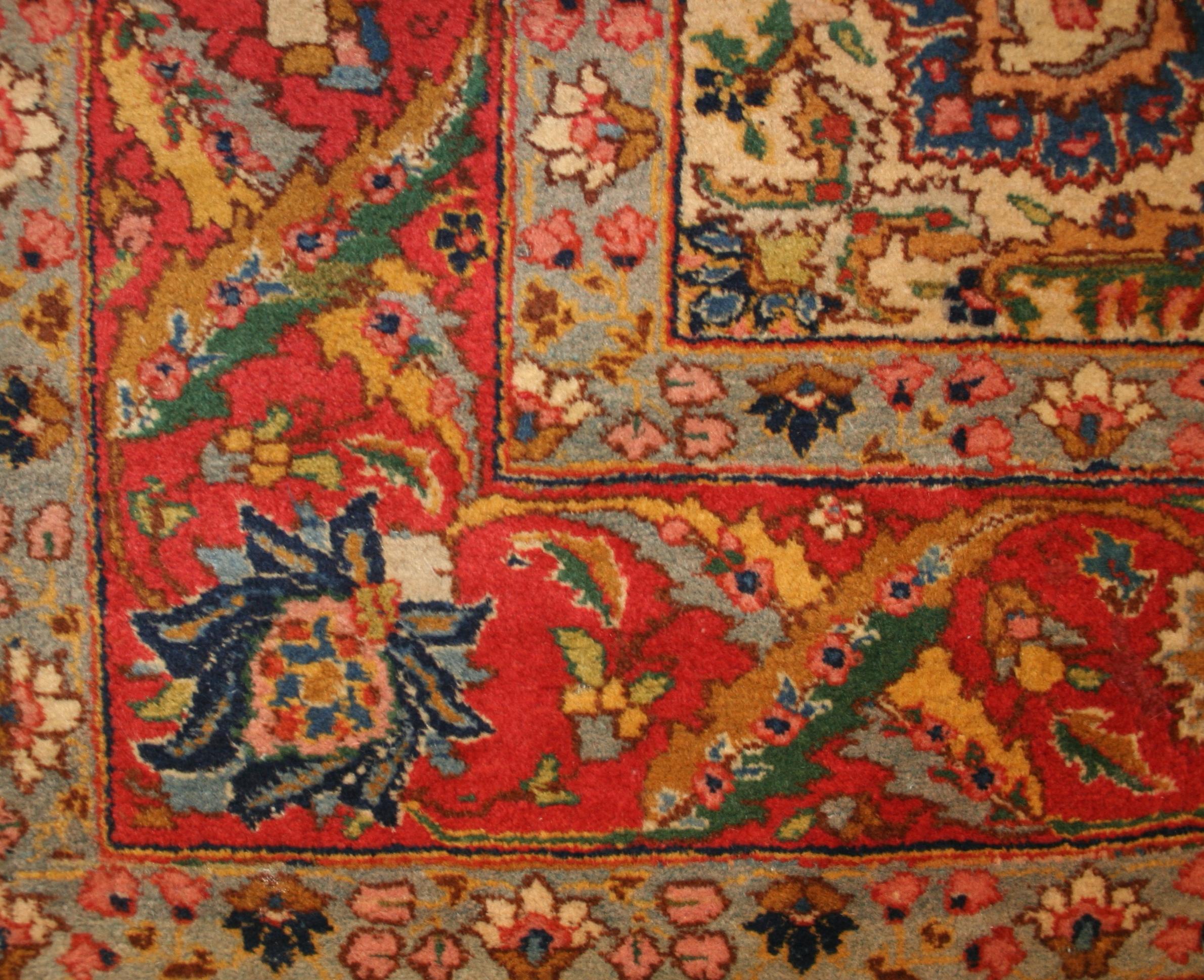 Feiner elfenbeinfarbener Hintergrund Antiker Benlian Teppich aus Täbris (Handgeknüpft) im Angebot