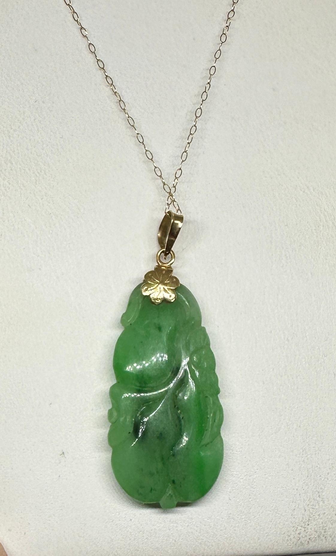 Colgante de Jade Fino Collar con Motivo Flor Fruta Oro de 18 Kilates Tallado Antiguo en Excelente estado para la venta en New York, NY
