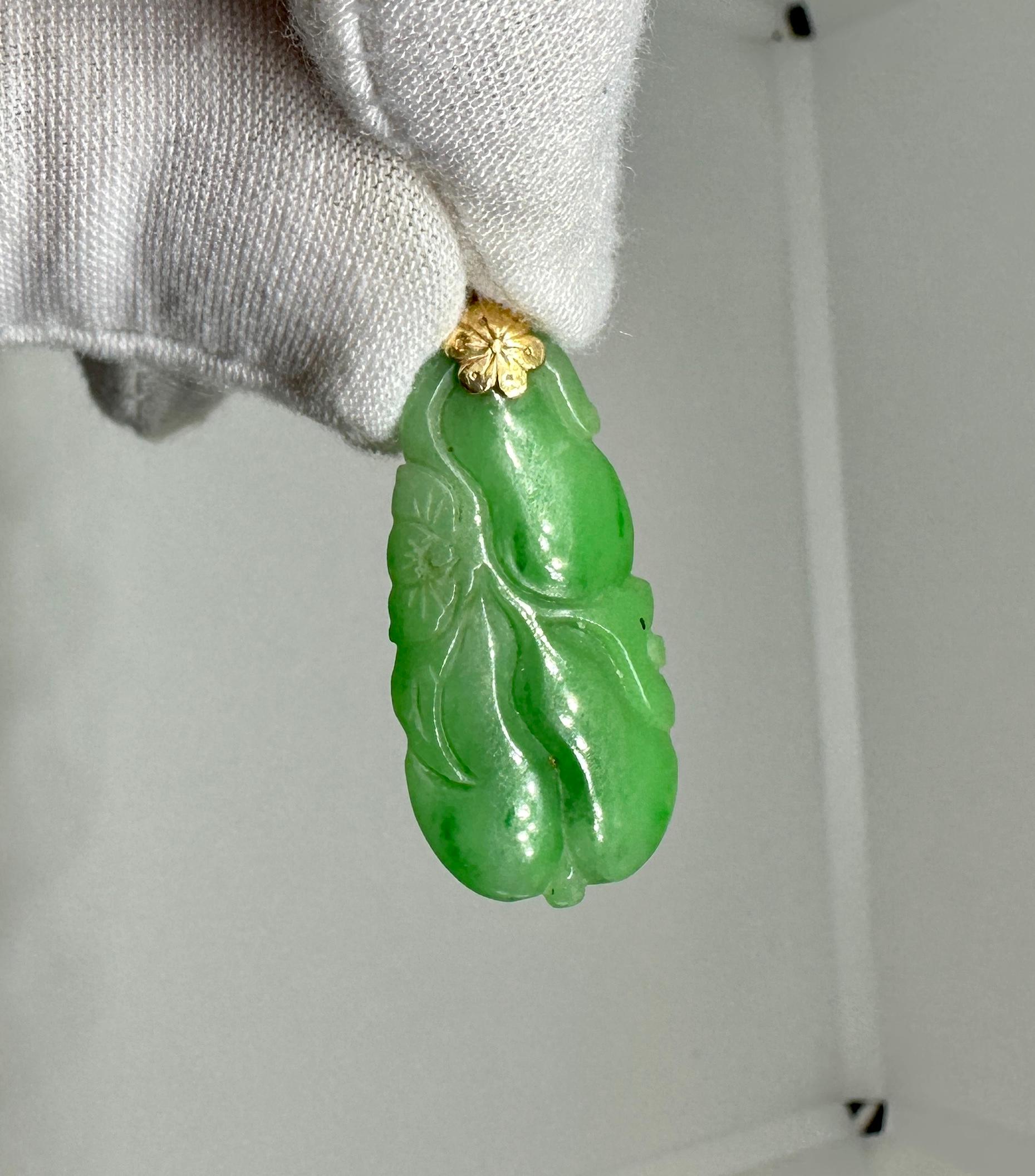 Femenino o masculino Colgante de Jade Fino Collar con Motivo Flor Fruta Oro de 18 Kilates Tallado Antiguo en venta