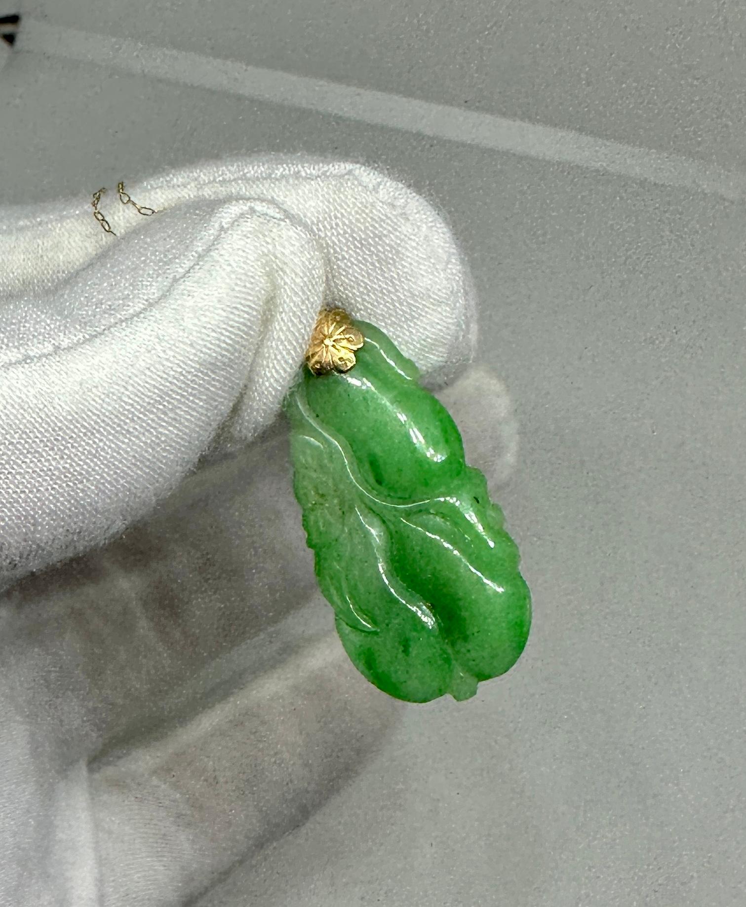 Colgante de Jade Fino Collar con Motivo Flor Fruta Oro de 18 Kilates Tallado Antiguo en venta 1