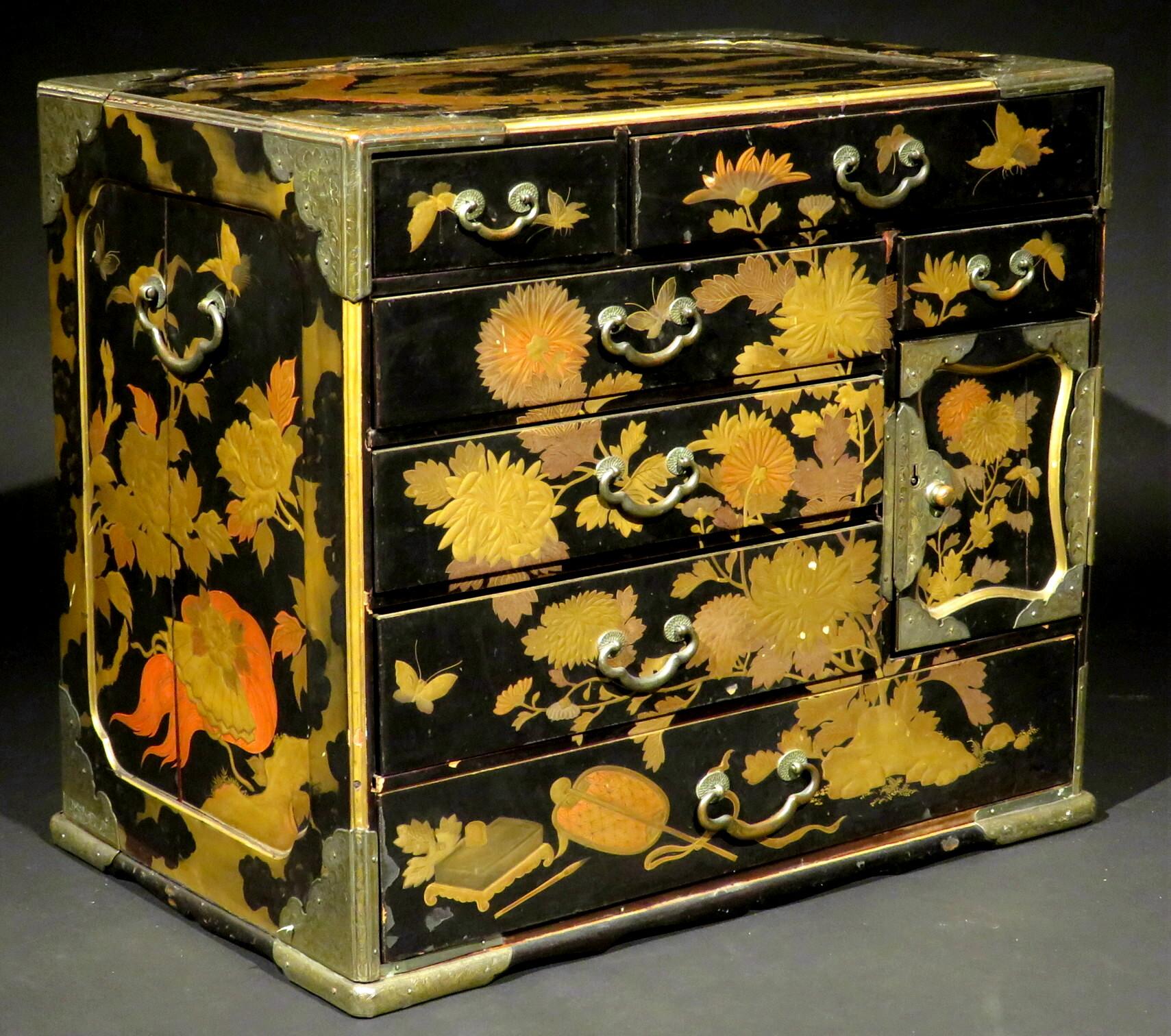 Japanese Black Lacquer & Maki-e Lacquer Tansu, Meiji Period, 1868-1912 In Fair Condition In Ottawa, Ontario