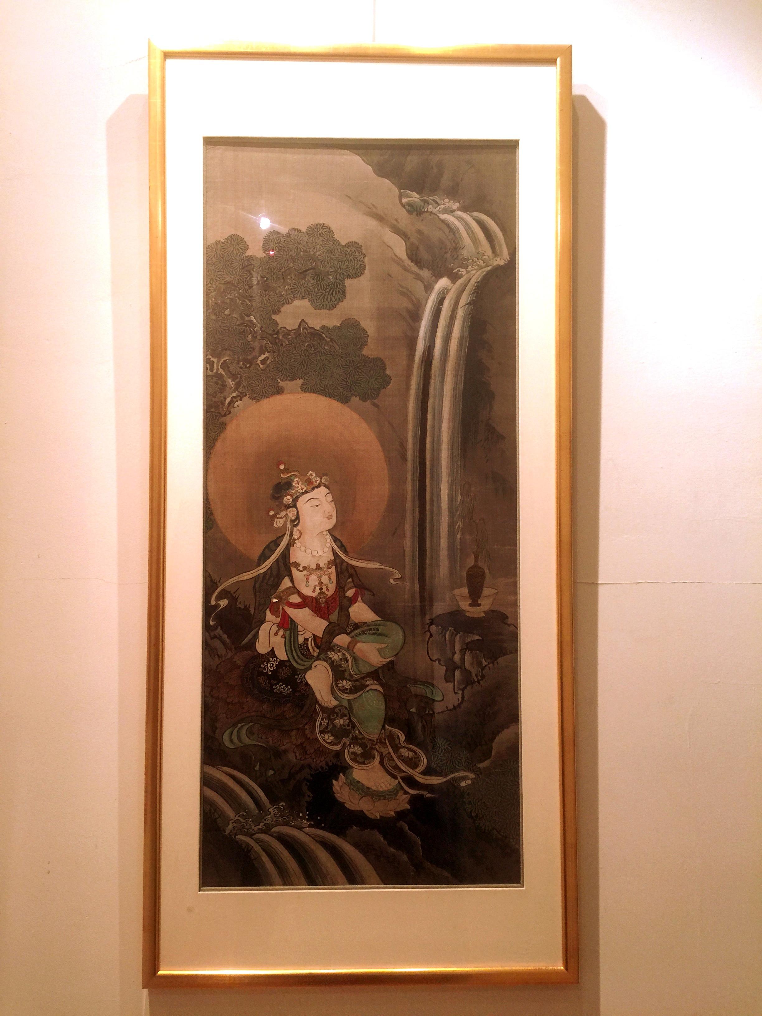 raffiniertes japanisches Pinselgemälde eines sitzenden Bodhisattva mit Bach, Wasserfall und Kiefer, Tusche und Farbe auf Seide, 19. Jahrhundert, konservatorisch gerahmt.
Gesamtgröße:  25 1/2