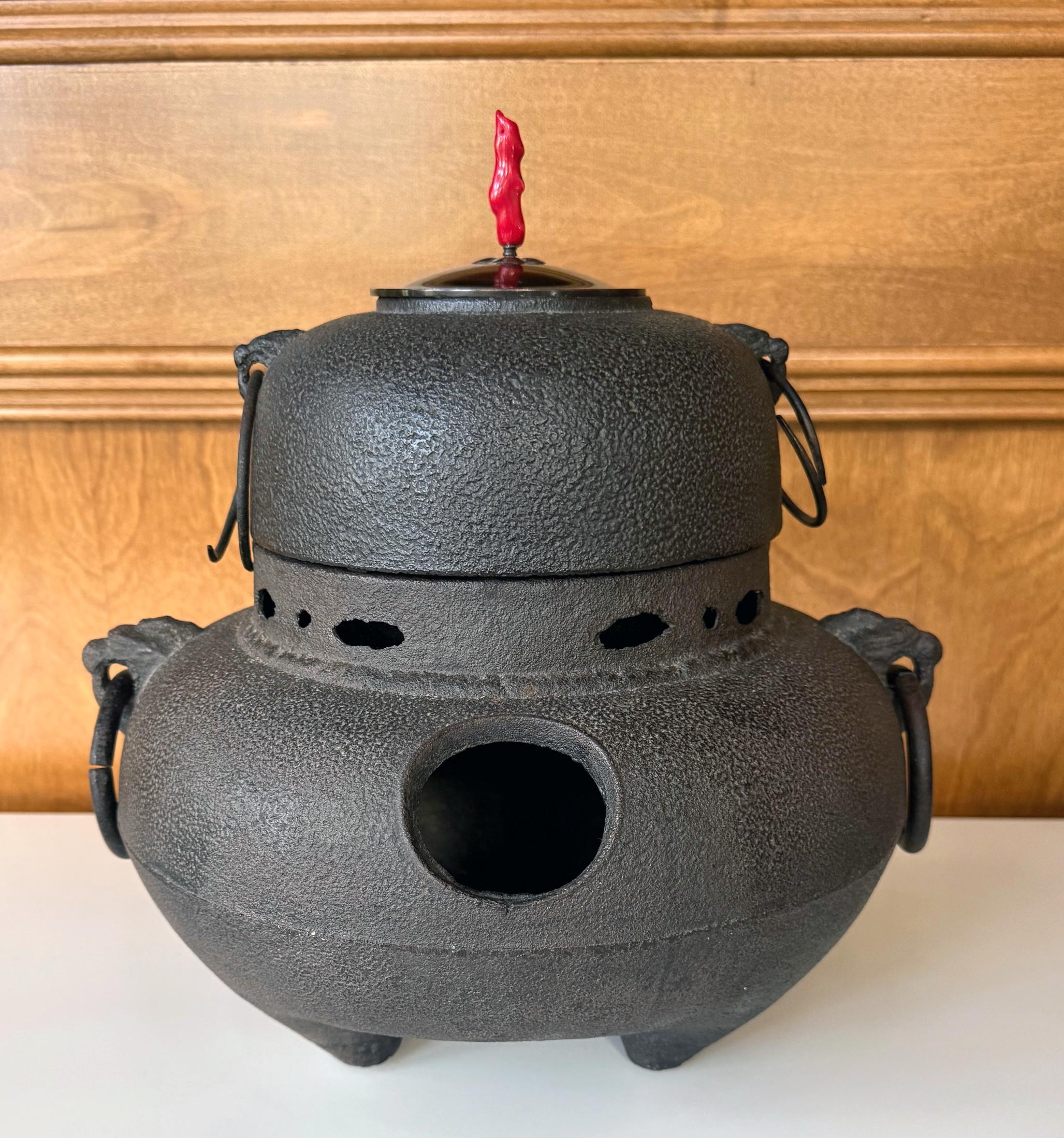 Un raffinato set di due pezzi di Chagama giapponese, un pezzo centrale utilizzato come bollitore per far bollire l'acqua per il chanoyu (cerimonia del tè). Il set è composto da un Kama (recipiente per l'acqua) e da un Furo (la base per i carboni)