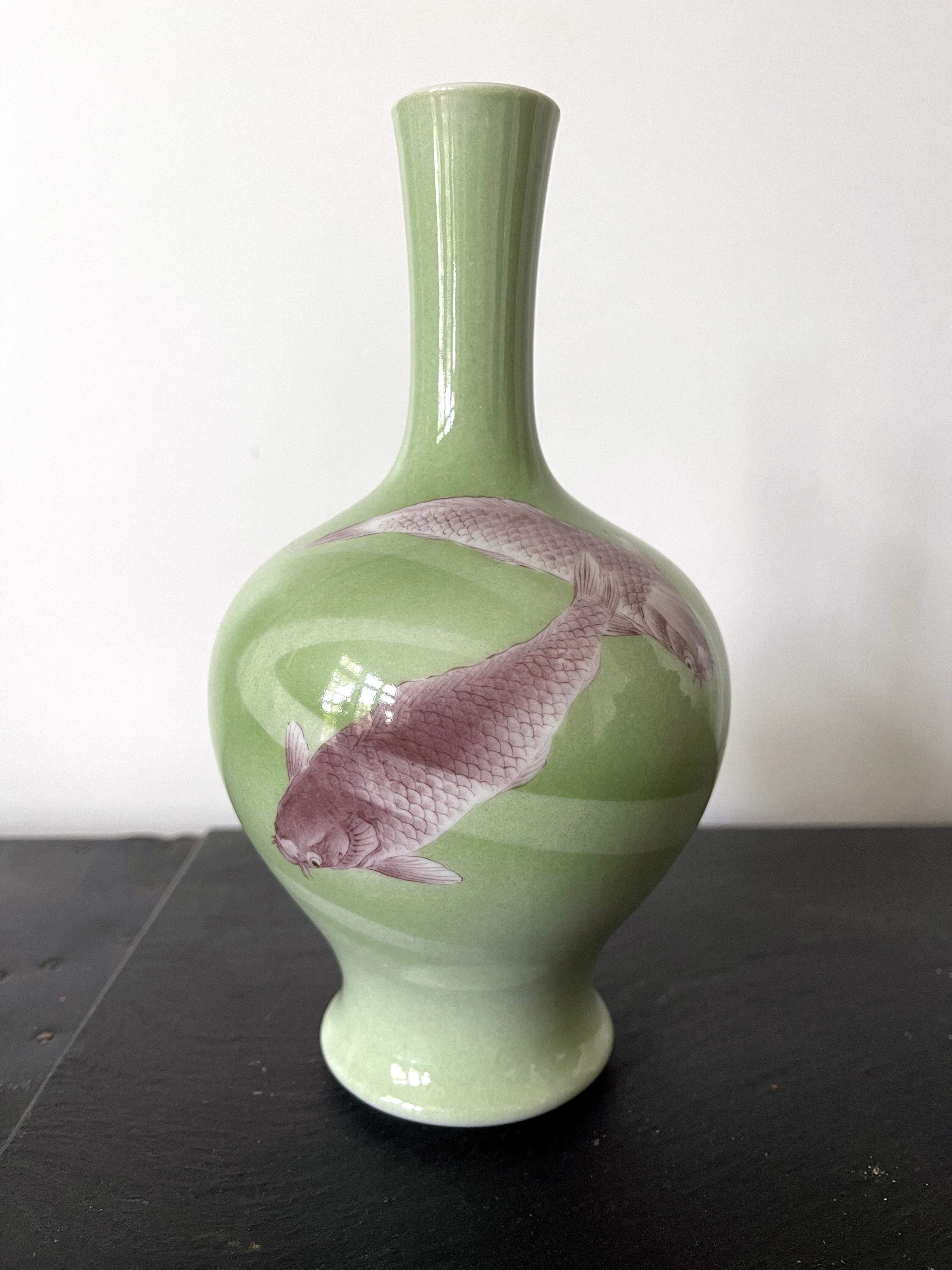A Japanese long neck porcelain vase circa 1900-1910s by the studio of Miyagawa Kozan (1842–1916), one of the most established and collected Japanese ceramist from the end of Meiji Period. Commonly known as Makuzu Kozan, which also appears as the