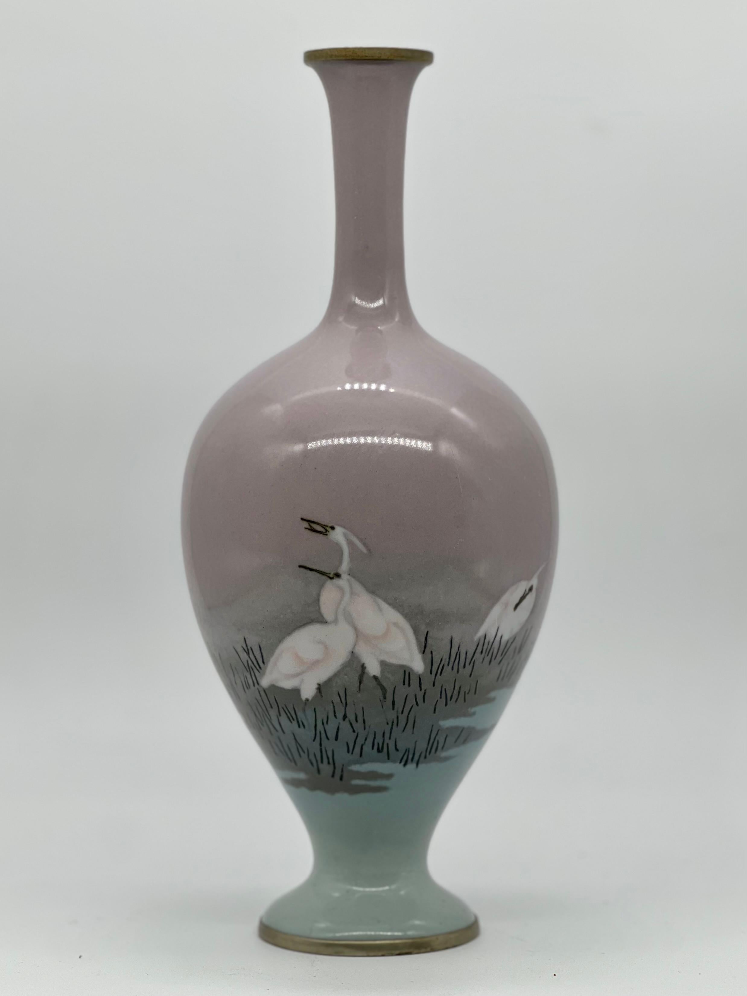 Eine prächtige Balustervase aus Cloisonné-Email und Musen, die Namikawa Sosuke zugeschrieben wird.
Meiji-Ära (1868-1912), Ende des 19. Jahrhunderts.

Diese Vase hat eine elegante klassische Form mit schlankem Hals und ausgestellter Mündung über