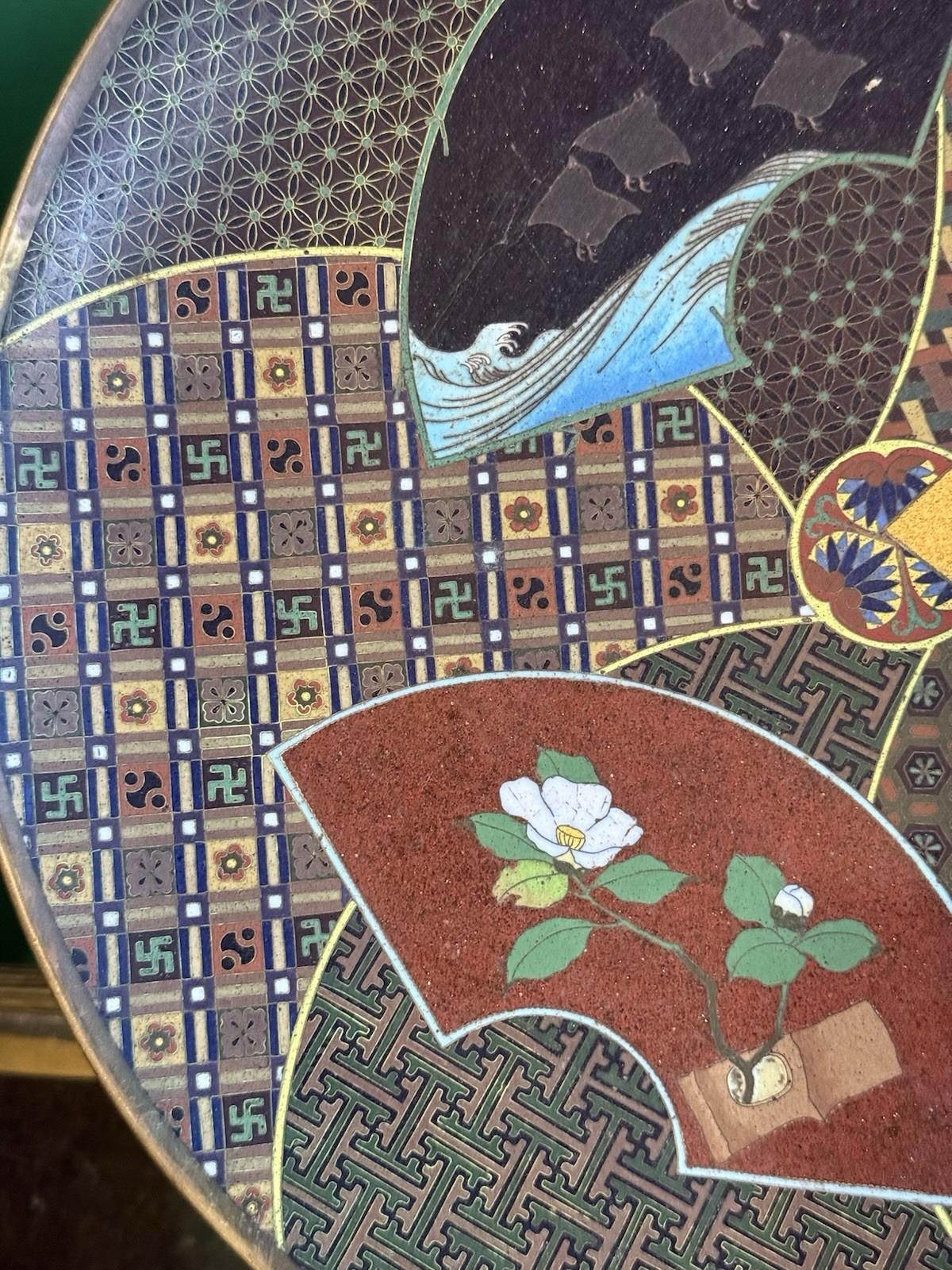 Fine Japanese Cloisonne Enamel Fan Design Plate with Tokugawa Mon by Goto (Japanisch) im Angebot