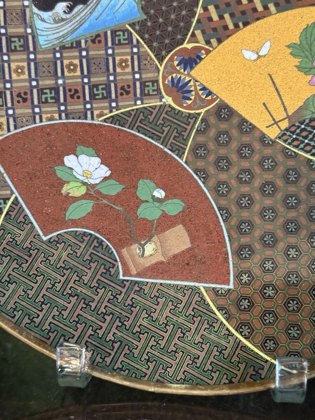 Fine Japanese Cloisonne Enamel Fan Design Plate with Tokugawa Mon by Goto (Cloisonné) im Angebot