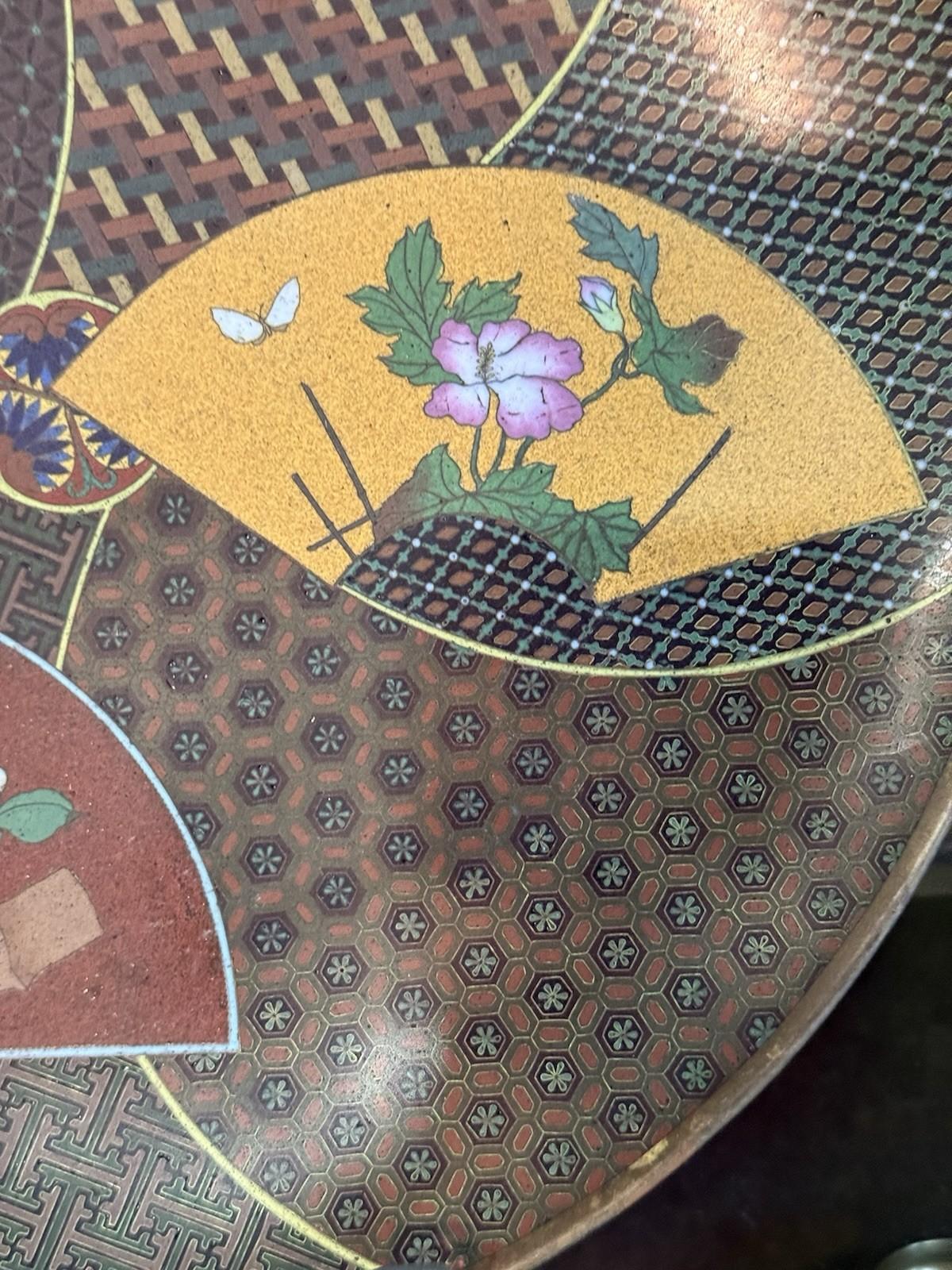 Fine Japanese Cloisonne Enamel Fan Design Plate with Tokugawa Mon by Goto im Zustand „Gut“ im Angebot in Long Island City, NY