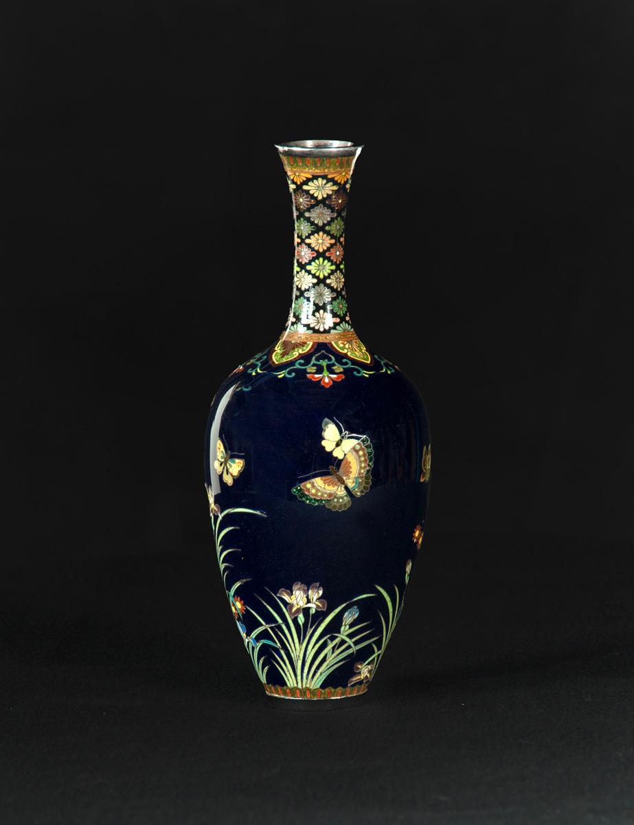 Dans le cadre de notre collection d'œuvres d'art japonaises, nous sommes ravis de proposer ce vase en émail cloisonné de qualité supérieure de la période Meiji (1868-1912), fabriqué par l'artiste impérial Namikawa Yasuyuki (1845-1927). Sur cet