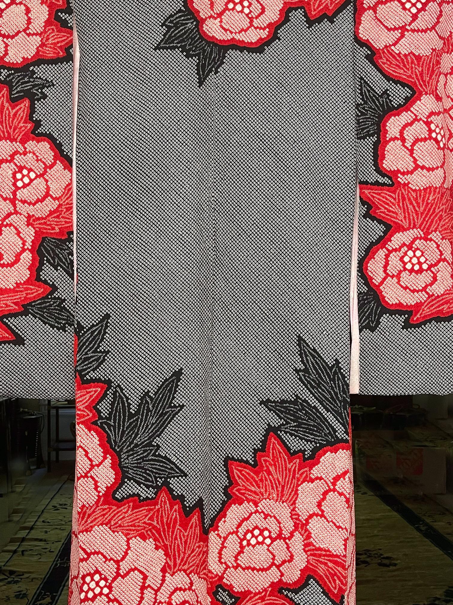 Modern Fine Japanese Couture Shibori Silk Furisode Kimono with Under Garment For Sale