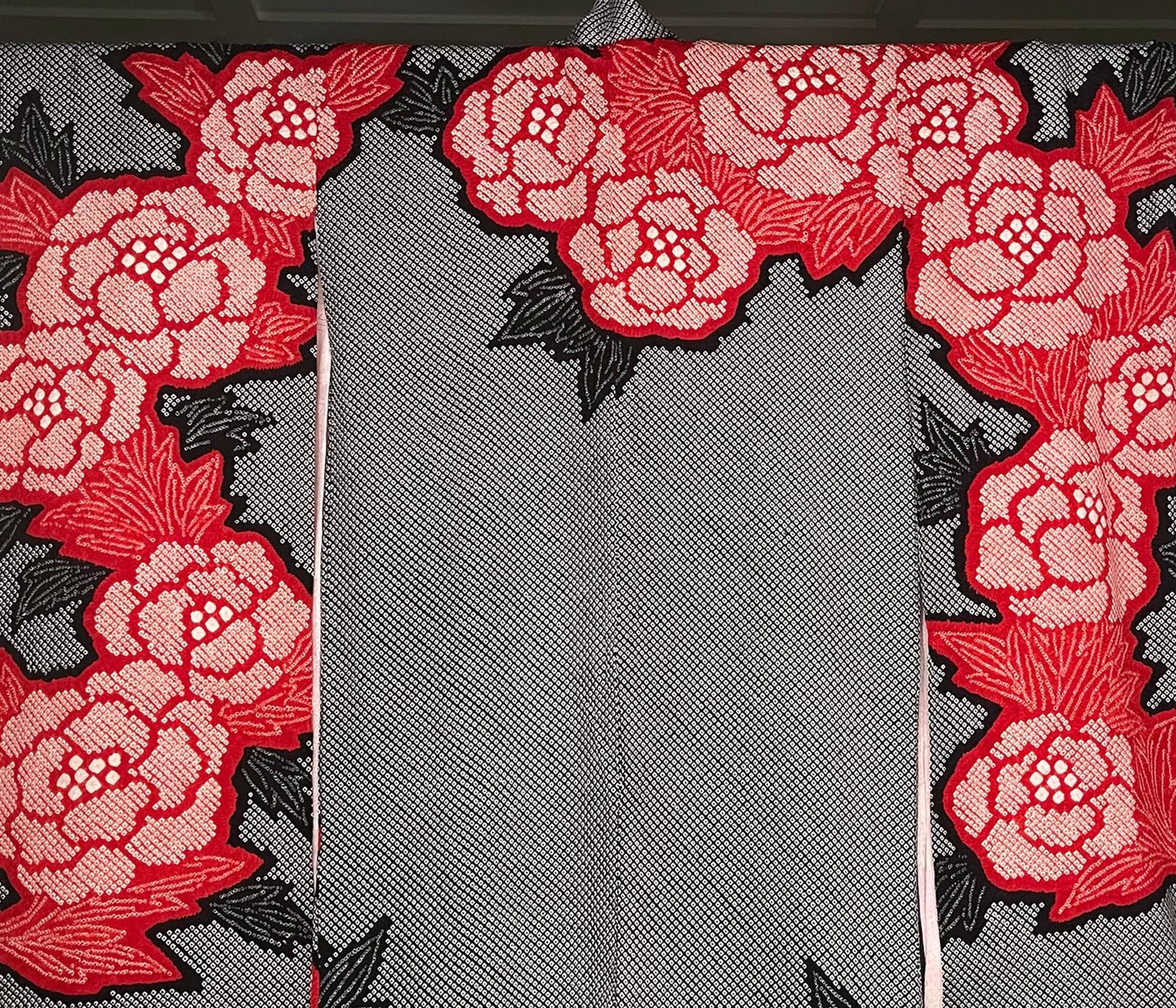Fine Japanese Couture Shibori Silk Furisode Kimono with Under Garment In Good Condition For Sale In Atlanta, GA