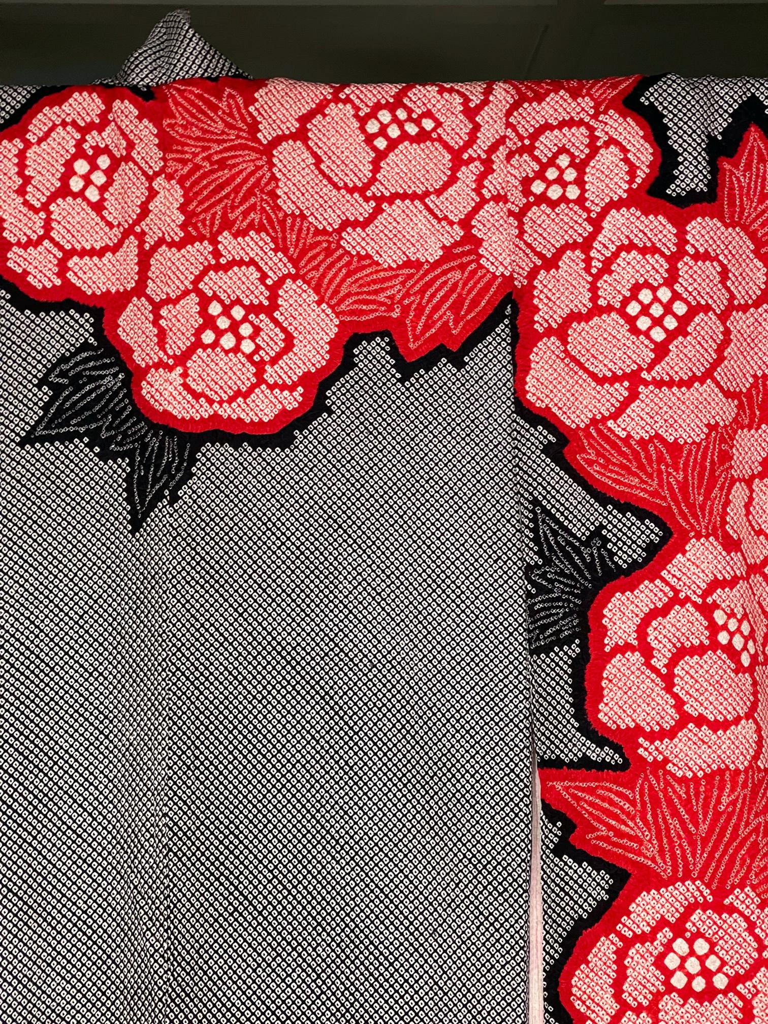 Mid-20th Century Fine Japanese Couture Shibori Silk Furisode Kimono with Under Garment For Sale
