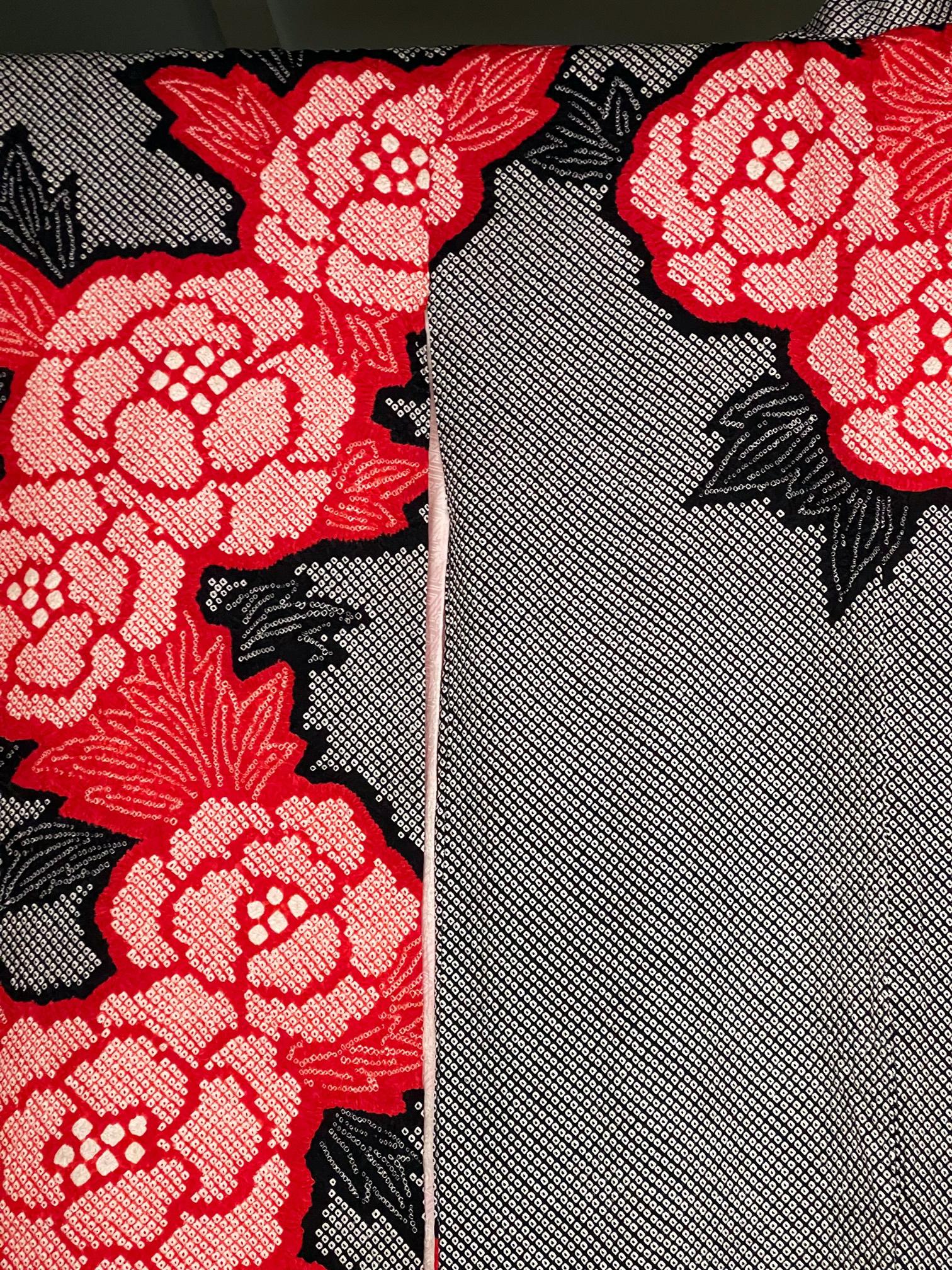 Fine Japanese Couture Shibori Silk Furisode Kimono with Under Garment For Sale 1