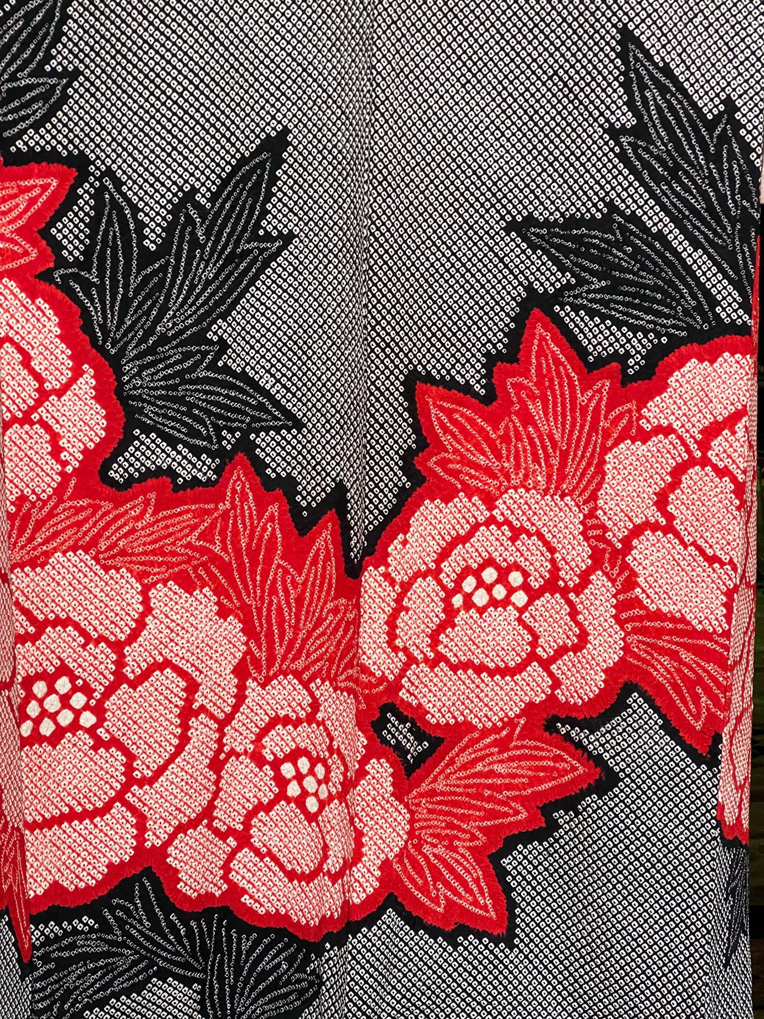 Fine Japanese Couture Shibori Silk Furisode Kimono with Under Garment For Sale 2