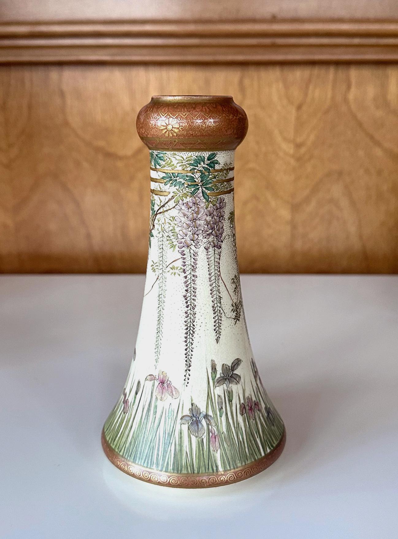 Eine Vase aus Satsuma-Keramik mit sehr feinem Oberflächendekor, hergestellt von Kinkozan um 1880-1900 in der späten Meiji-Periode. Die Vase hat eine elegante und relativ seltene Form mit einem trompetenförmigen Körper und dem so genannten