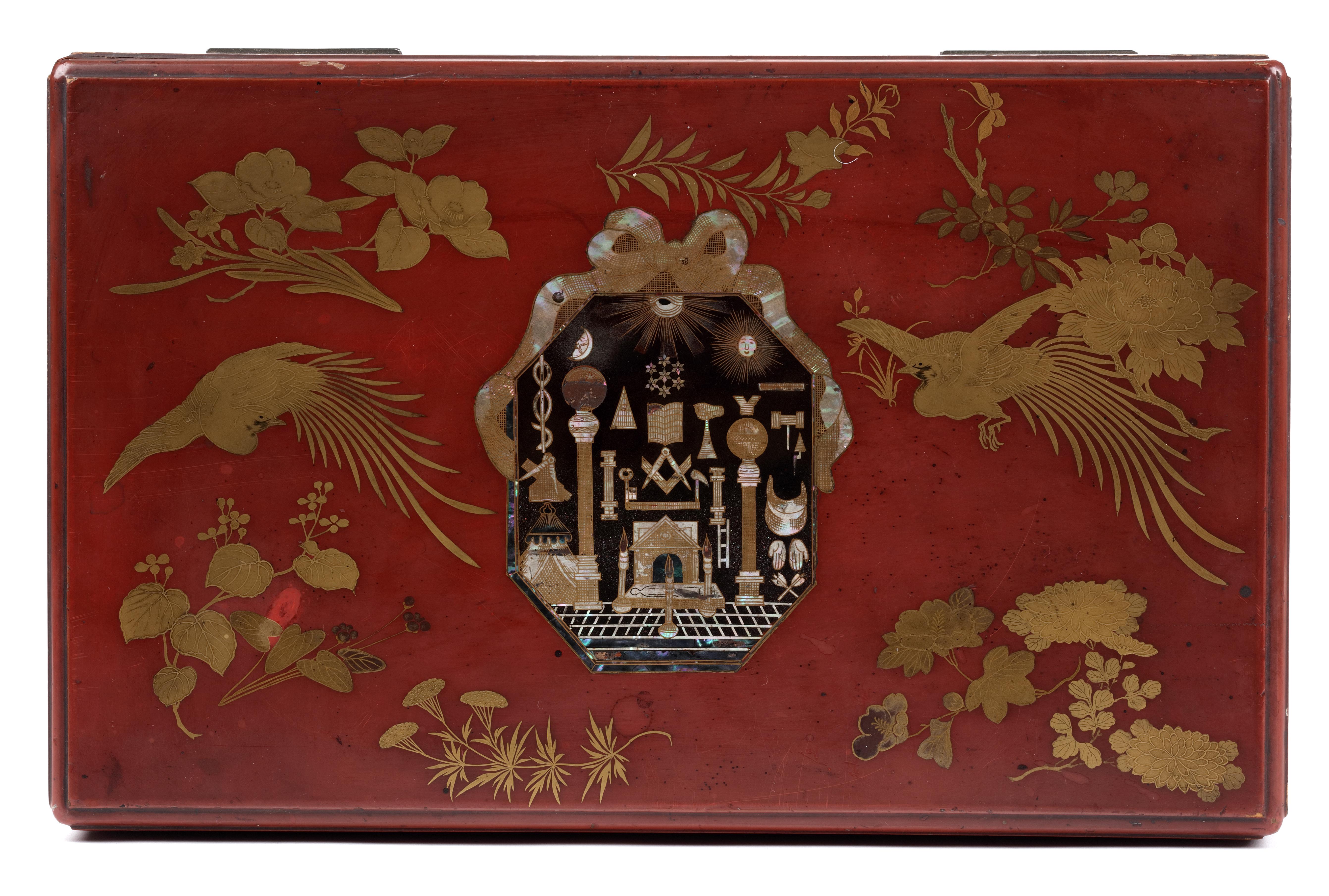 A fine Japanese export red lacquer box with Masonic symbols

Kyoto/Nagasaki, 1800-1820

Red lacquer decorated with scattered flowers and flying birds with long tails in gold, with the Masonic emblem designed in mother of pearl inlaid on a black