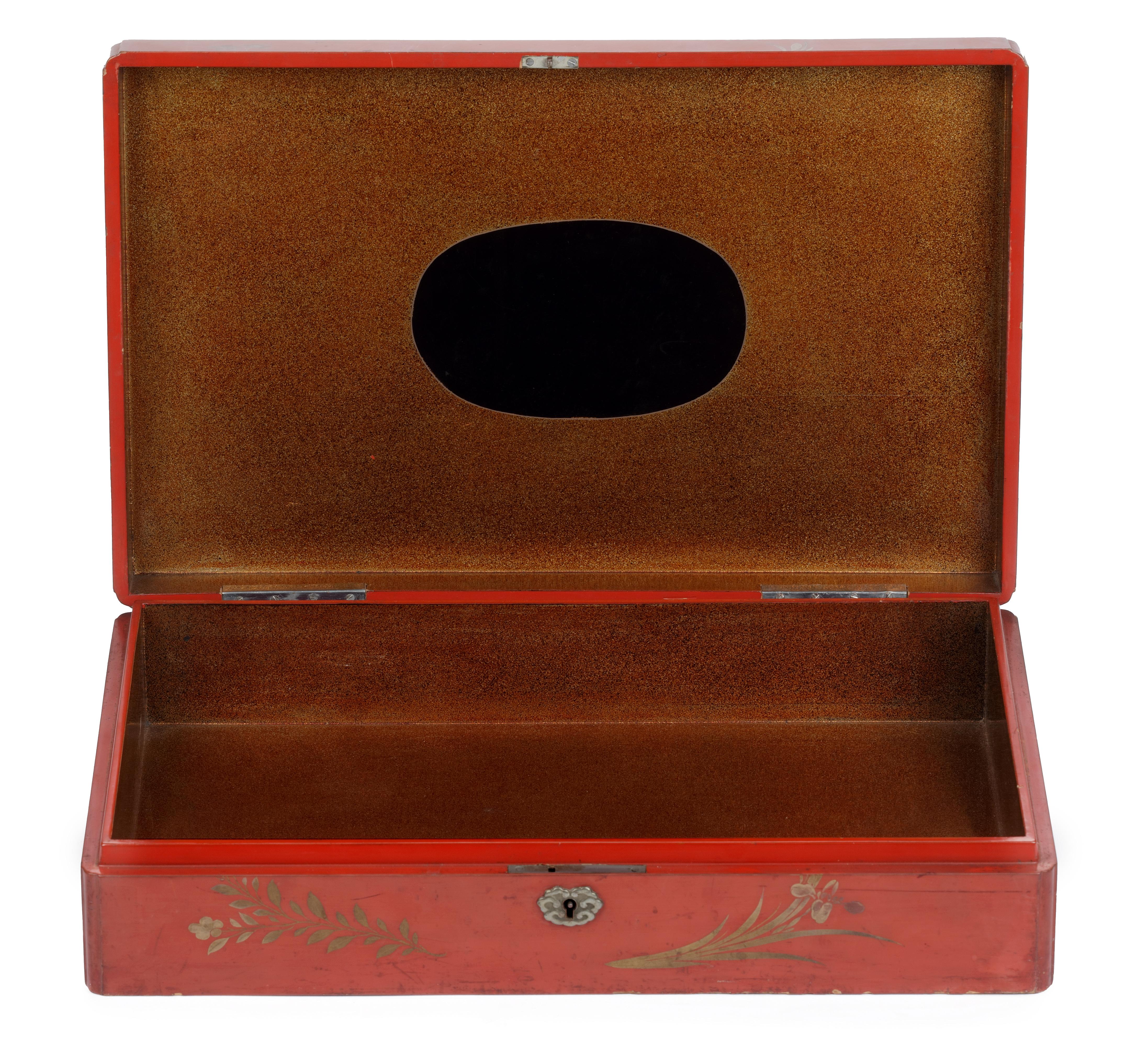 Edo Boîte en laque rouge d'exportation japonaise avec symboles maçonniques, vers 1800 en vente