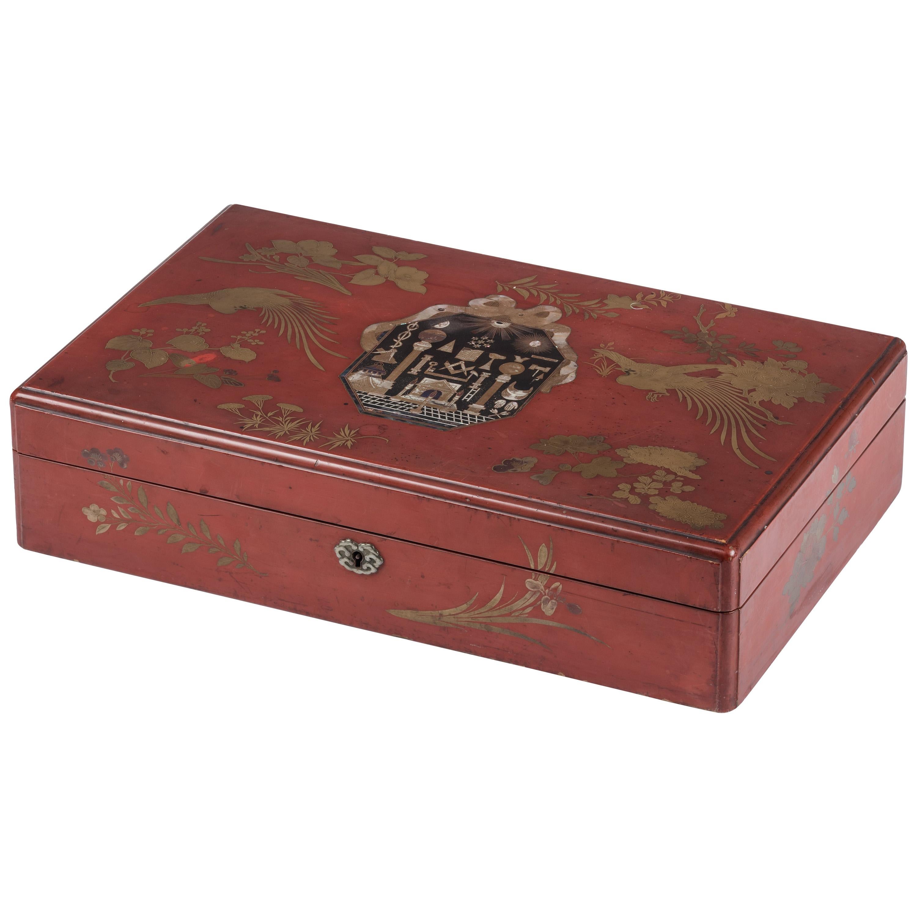 Boîte en laque rouge d'exportation japonaise avec symboles maçonniques, vers 1800 en vente