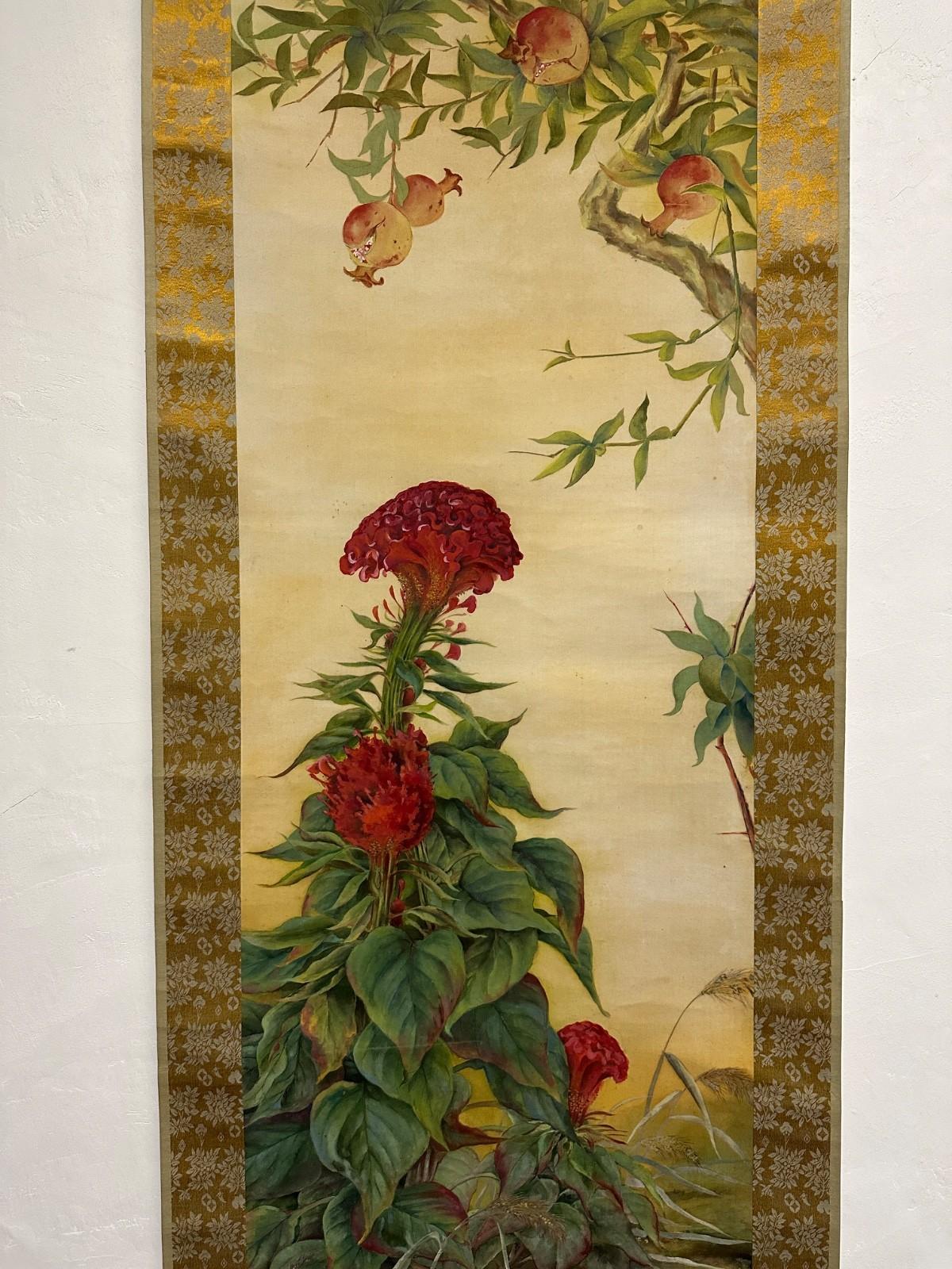 Eine prächtige japanische Hängerolle (kakejiku) aus der Taisho-Periode aus dem frühen 20. Jahrhundert mit einer eleganten und lebendigen Blumenmalerei. Das Kunstwerk wird mit raffiniertem Geschick ausgeführt und ist vom Künstler signiert, was seine