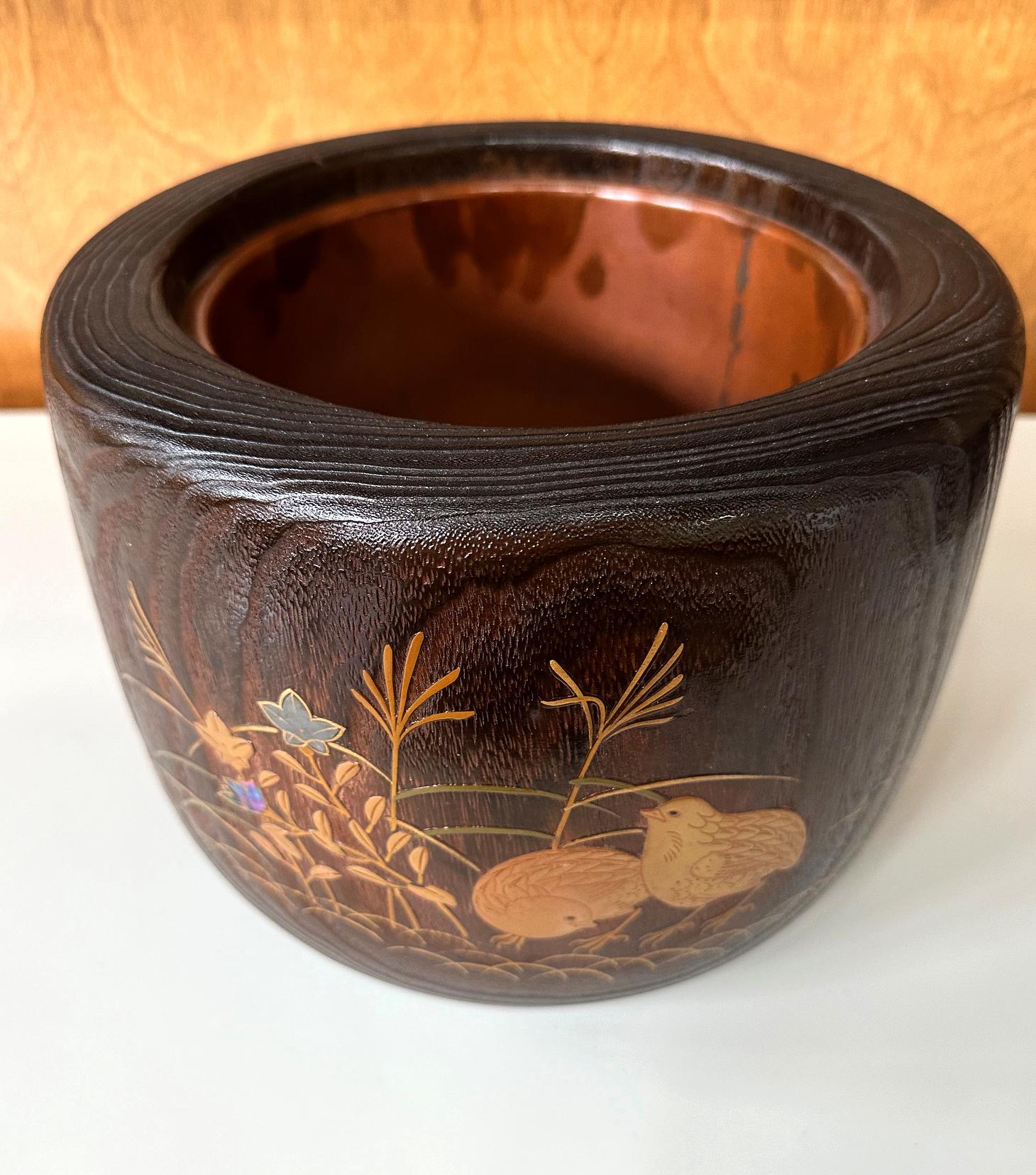 Fine Japanese Hibachi Lacquer with Inlays Meiji Period For Sale 1