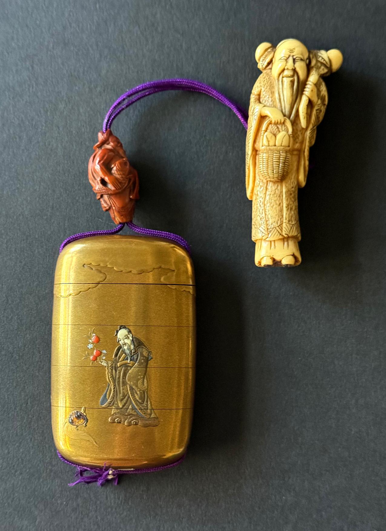 Un inro giapponese a quattro casse, legato con una corda di seta a un Ojime in legno intagliato e a un netsuke in avorio intagliato del XIX secolo circa del periodo Edo. Questo pezzo pregiato è stato realizzato in collaborazione tra i membri dei
