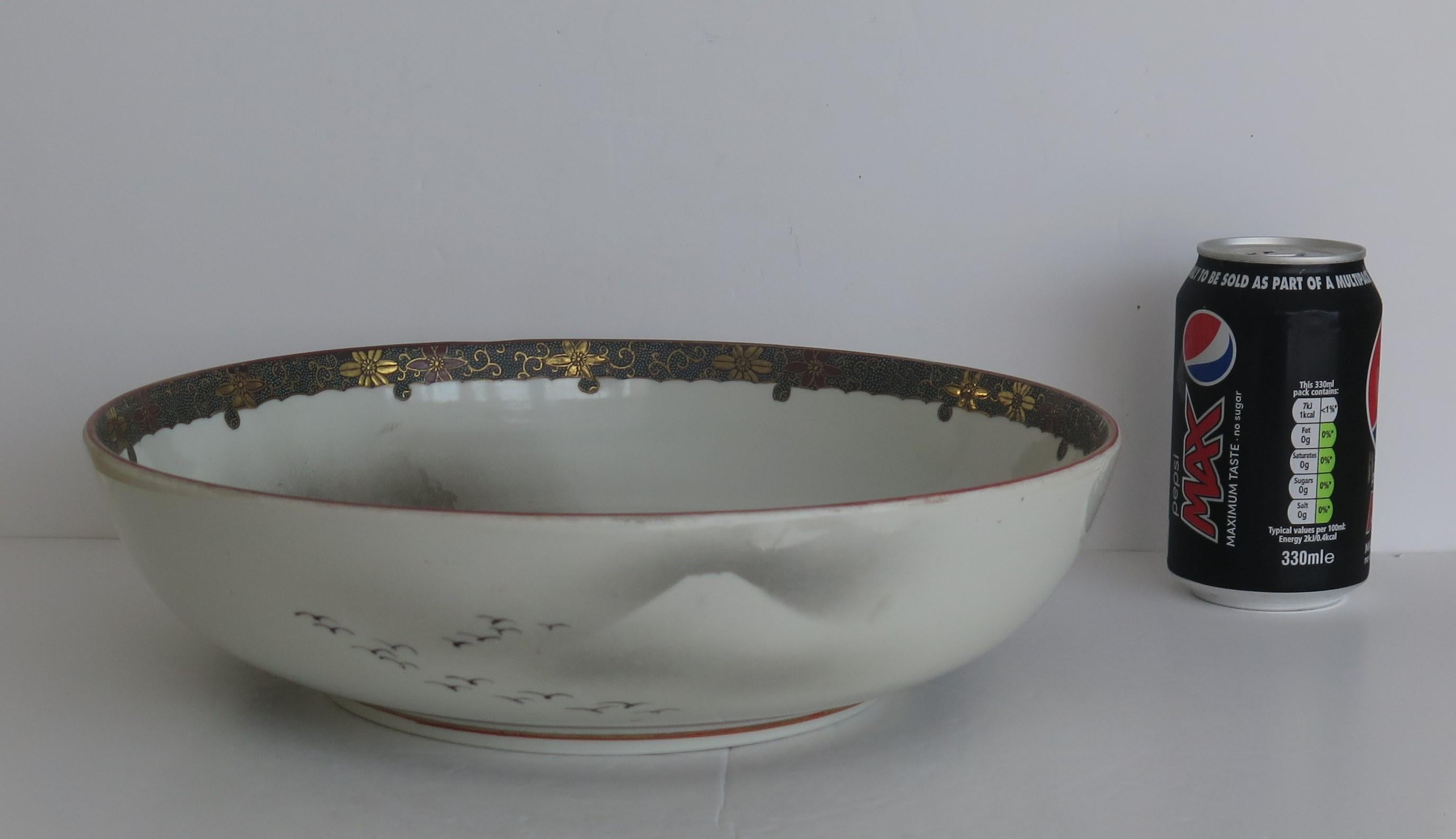 Large Japanese Kutani Satsuma Bowl Hand-Painted Marked to Base, Circa 1940 In Good Condition For Sale In Lincoln, Lincolnshire