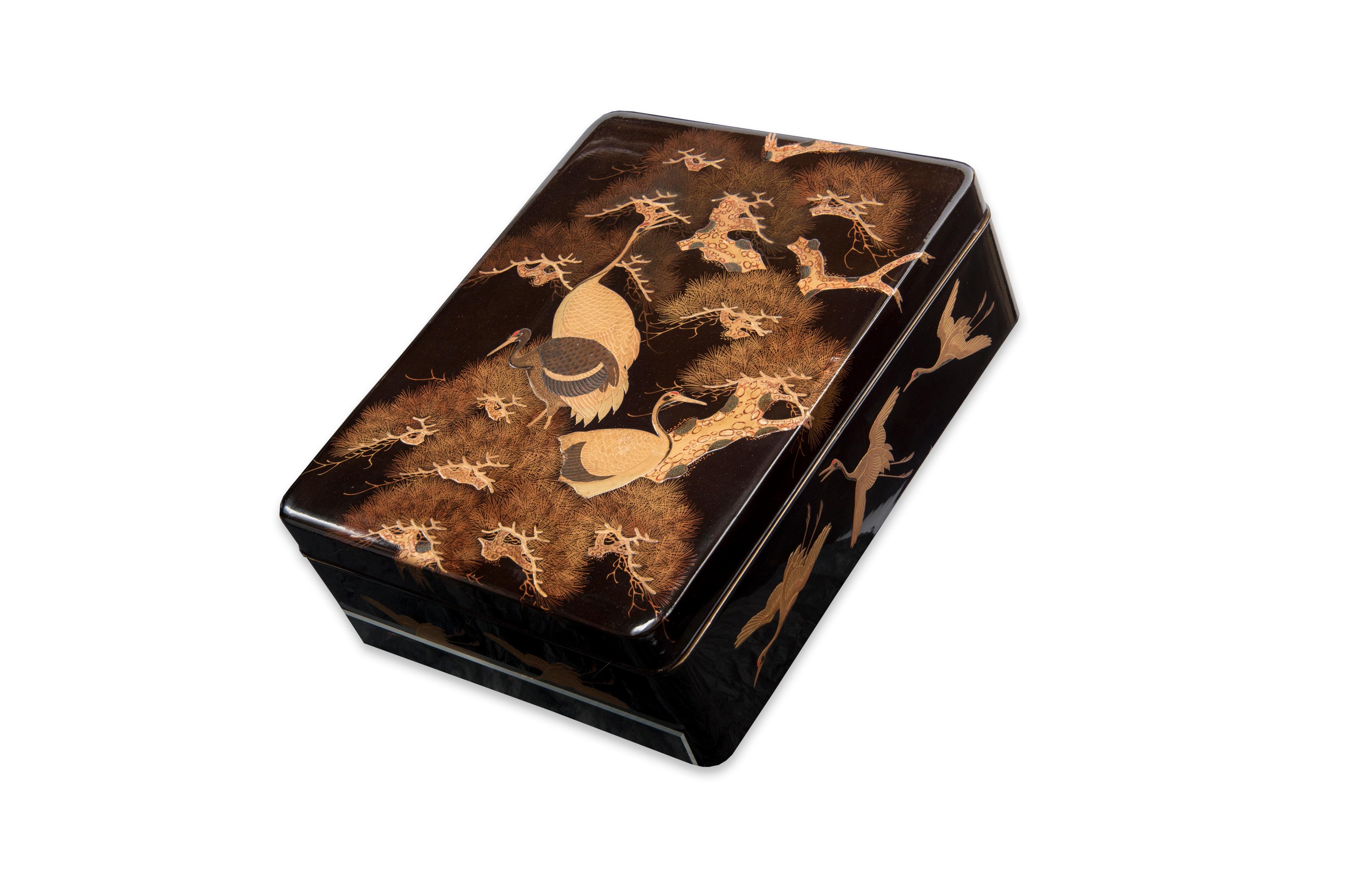 Fine Japanese Lacquer Cranes and Pine Trees Ryoshibako - Paper Box In Good Condition In PARIS, FR