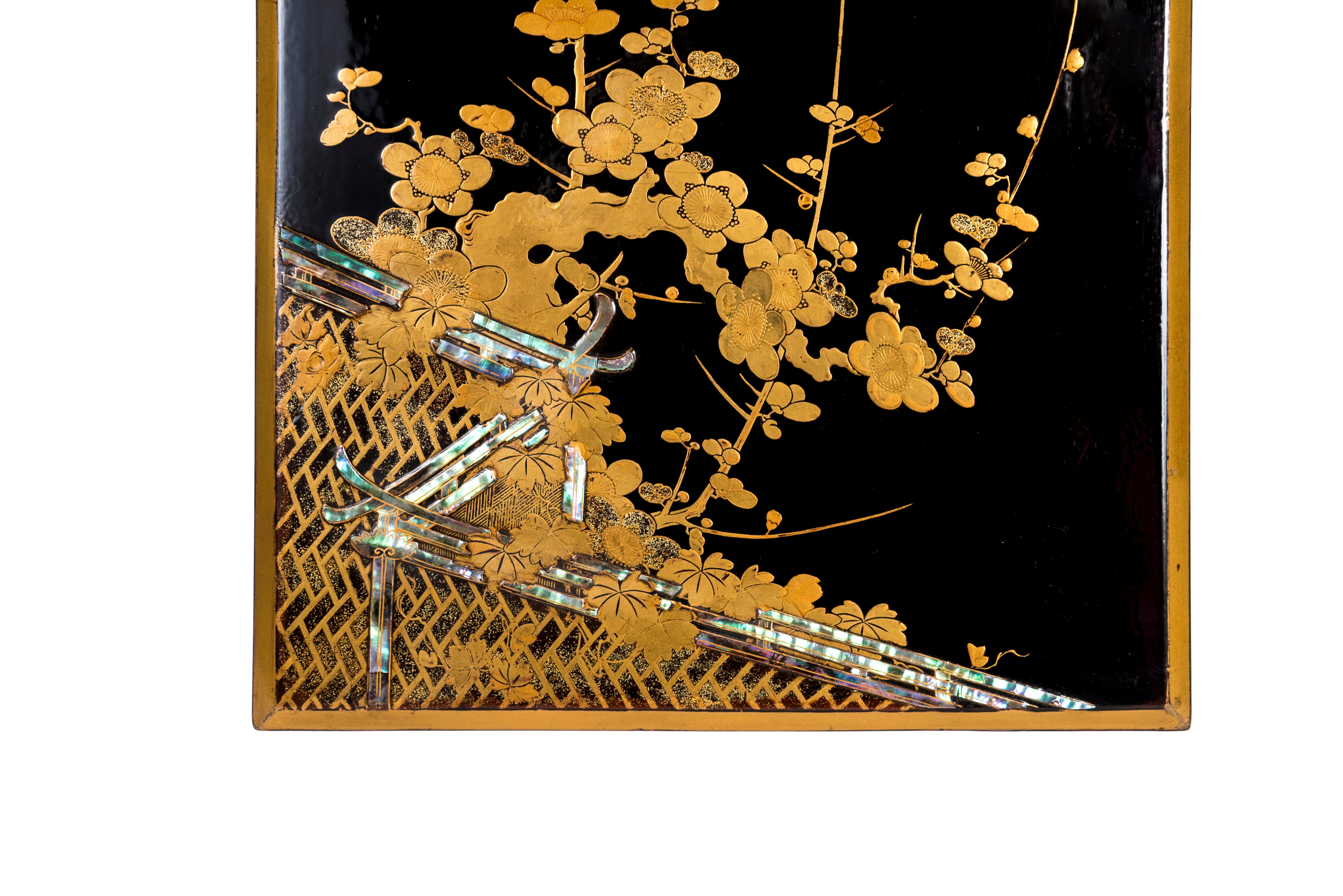 Schwarz-goldene Maki-e- und Hirame-ji-Lackdose, die einen blühenden Pflaumenbaumzweig darstellt, der sich in einer niedrigen Mauer verfangen hat, hervorgehoben durch Perlmutteinlagen (Raden).
Innenhülle aus Nashi-ji-Lack mit Mizuhiki-Fäden und