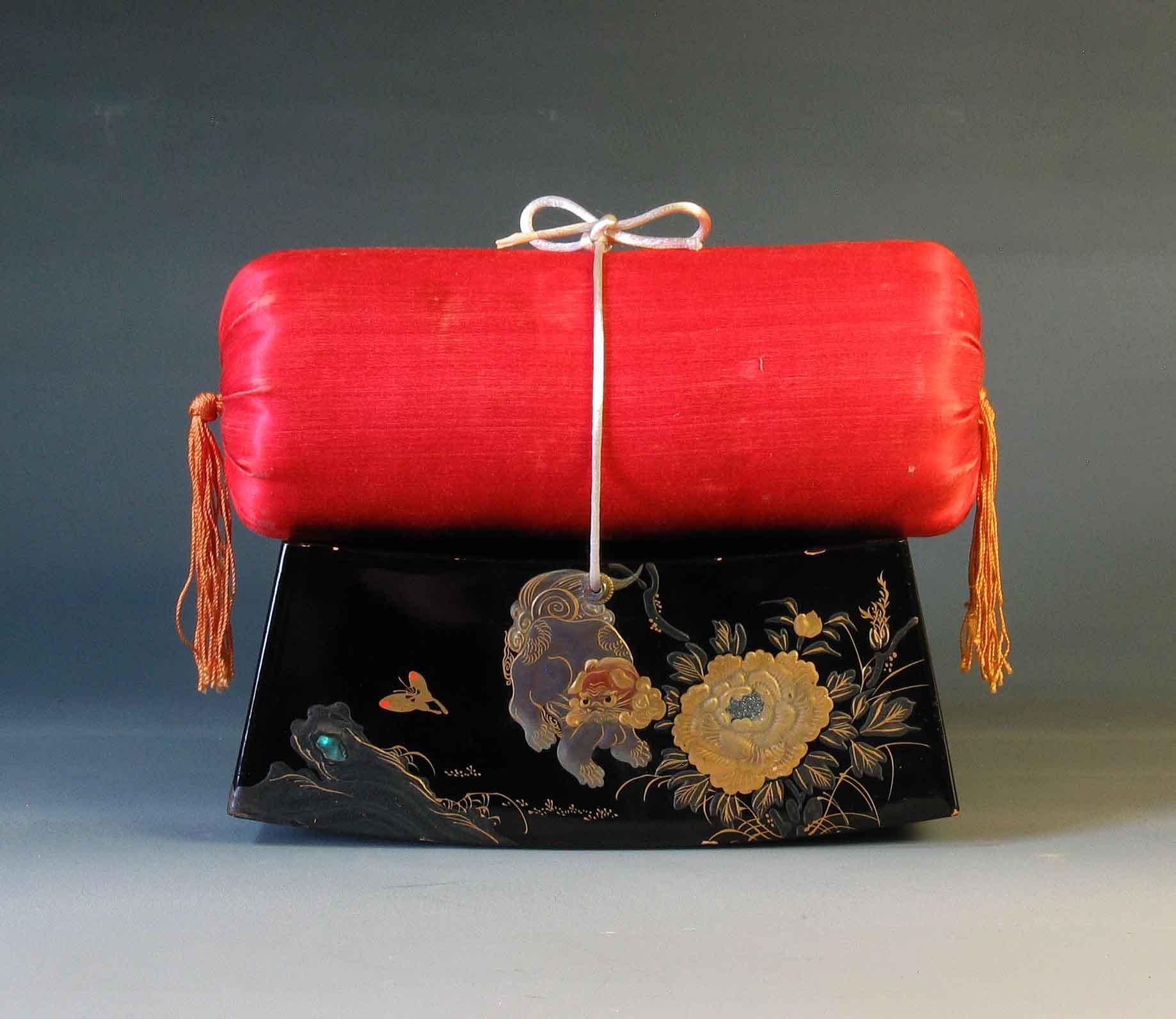 Japonisme Fine Japanese Lacquer Takamakura Geisha Pillow, First Half of the 20th Century For Sale