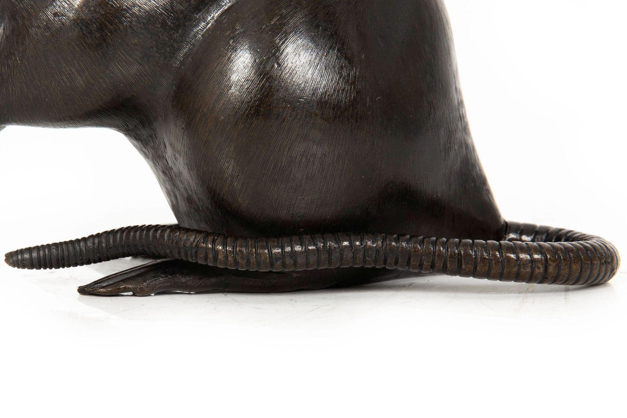 Scultura Okimono in bronzo giapponese Meiji di un ratto con castagna in vendita 4