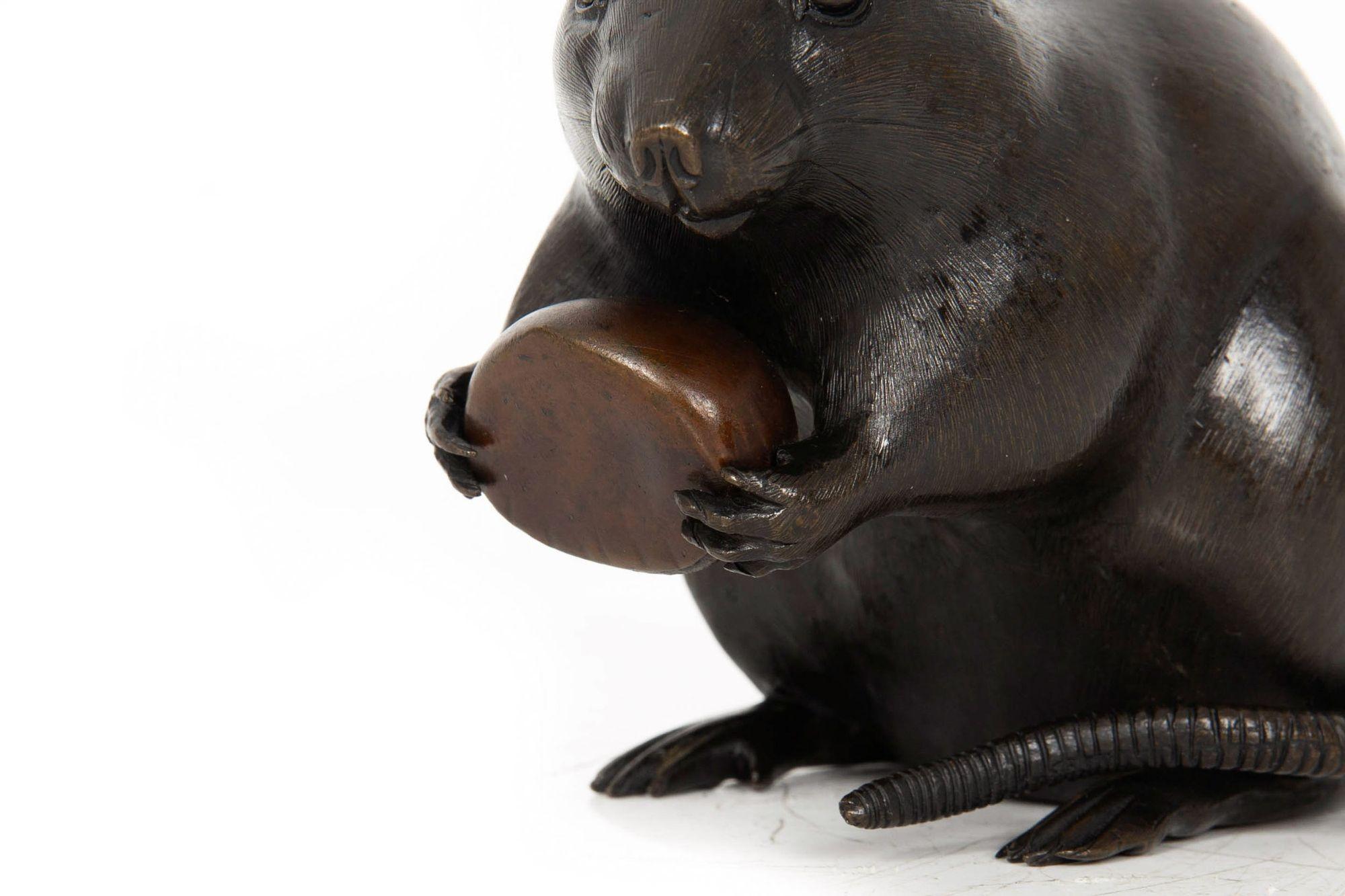 Scultura Okimono in bronzo giapponese Meiji di un ratto con castagna in vendita 5