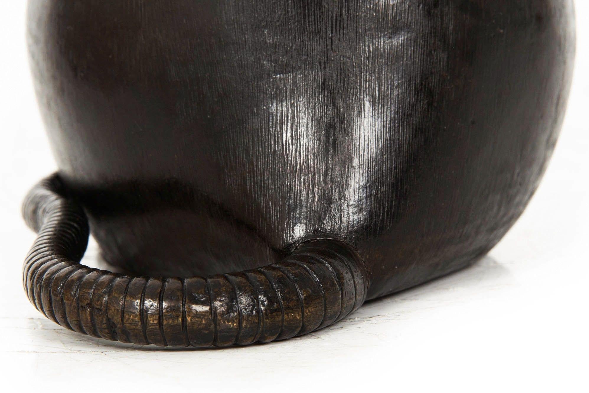 Scultura Okimono in bronzo giapponese Meiji di un ratto con castagna in vendita 6