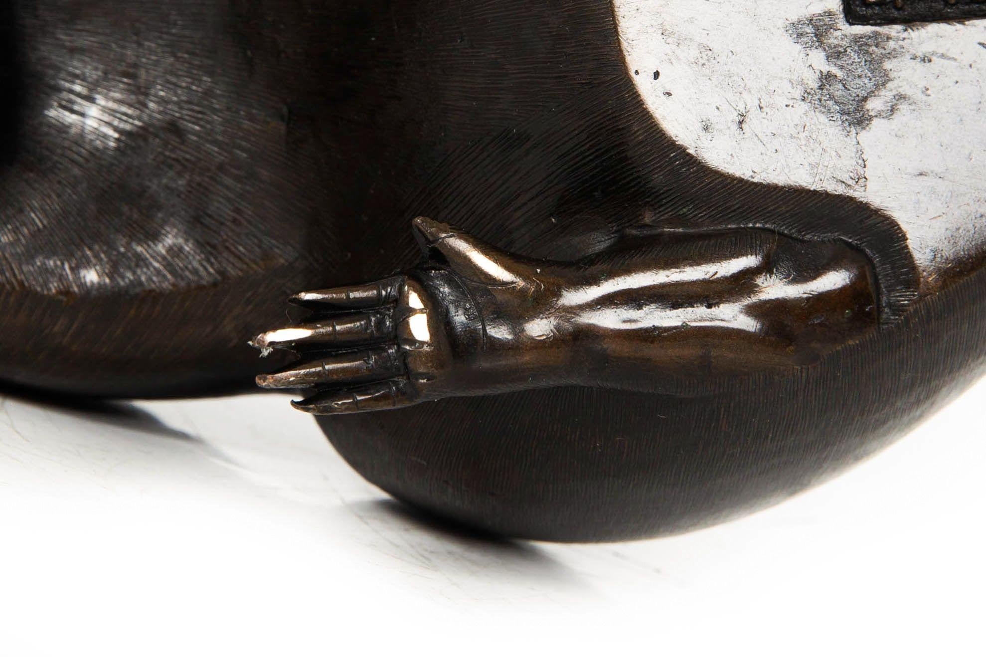 Scultura Okimono in bronzo giapponese Meiji di un ratto con castagna in vendita 8