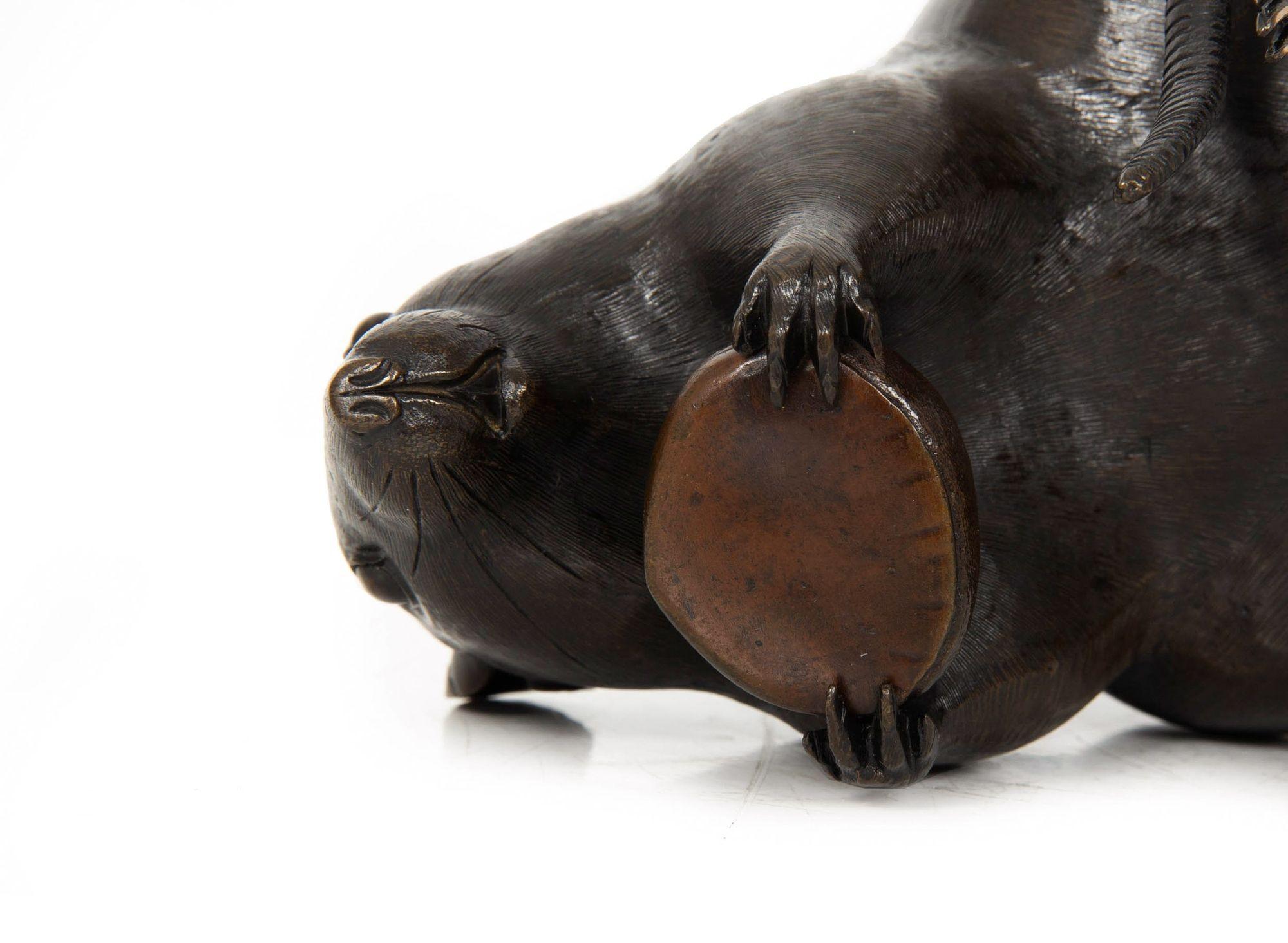 Scultura Okimono in bronzo giapponese Meiji di un ratto con castagna in vendita 9