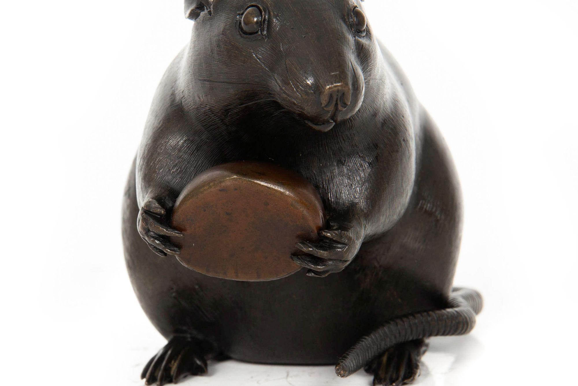 Scultura Okimono in bronzo giapponese Meiji di un ratto con castagna in vendita 10