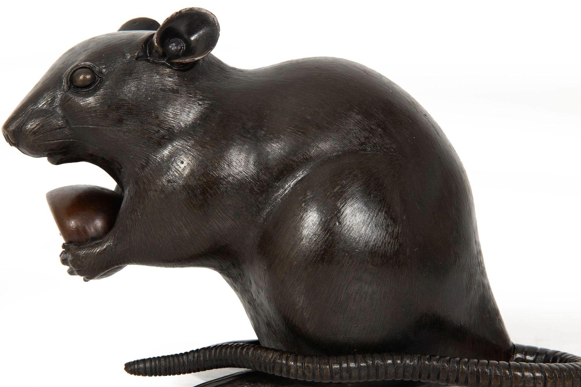 Scultura Okimono in bronzo giapponese Meiji di un ratto con castagna in vendita 11