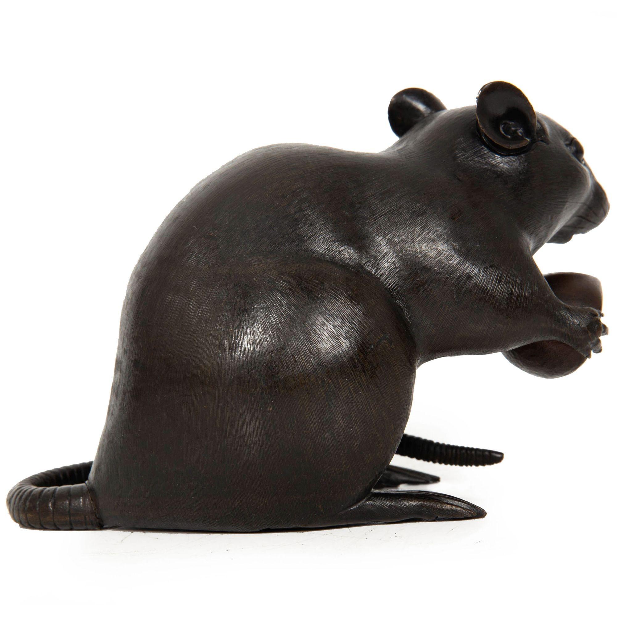 Scultura Okimono in bronzo giapponese Meiji di un ratto con castagna in vendita 12