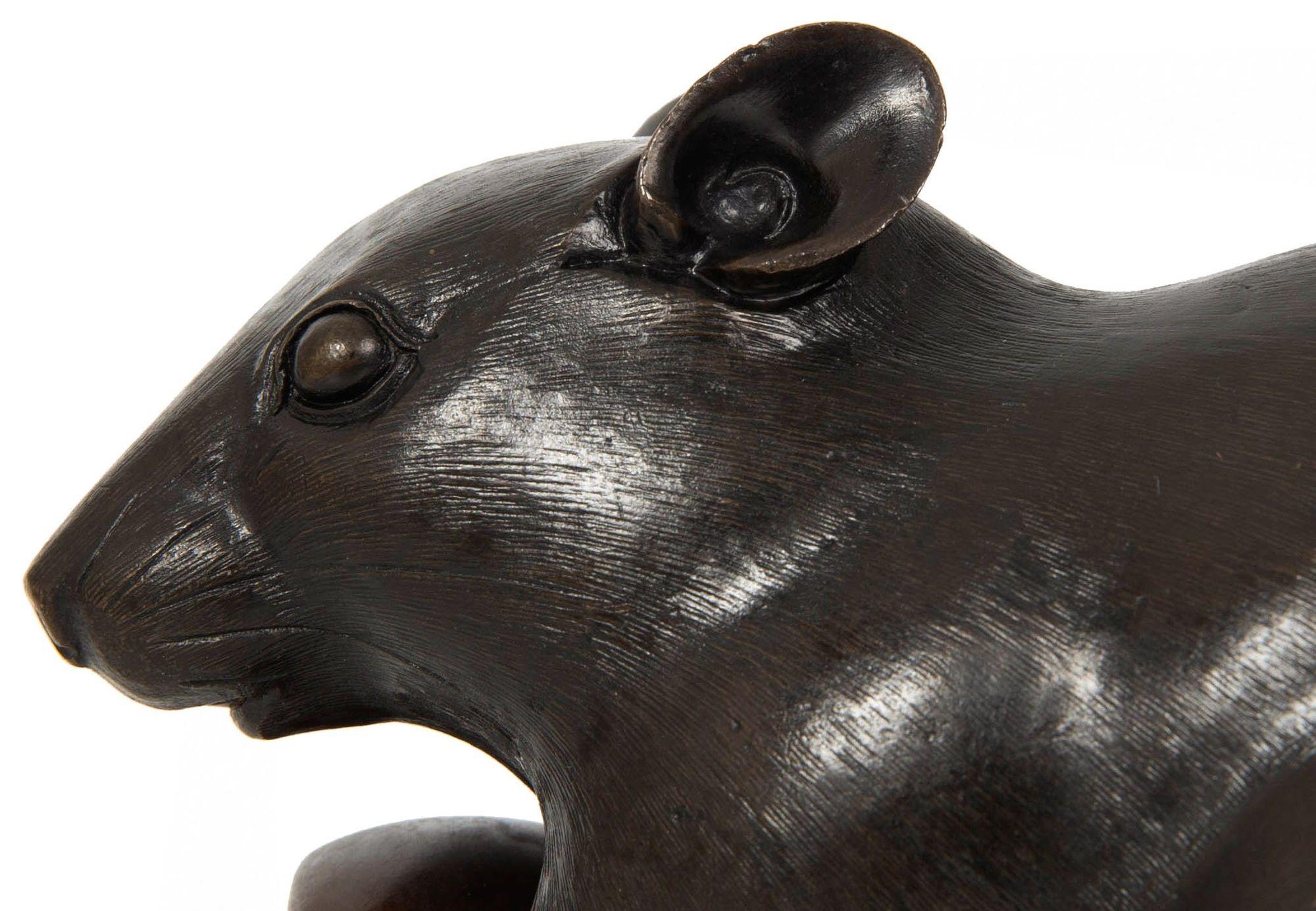 Scultura Okimono in bronzo giapponese Meiji di un ratto con castagna in vendita 13