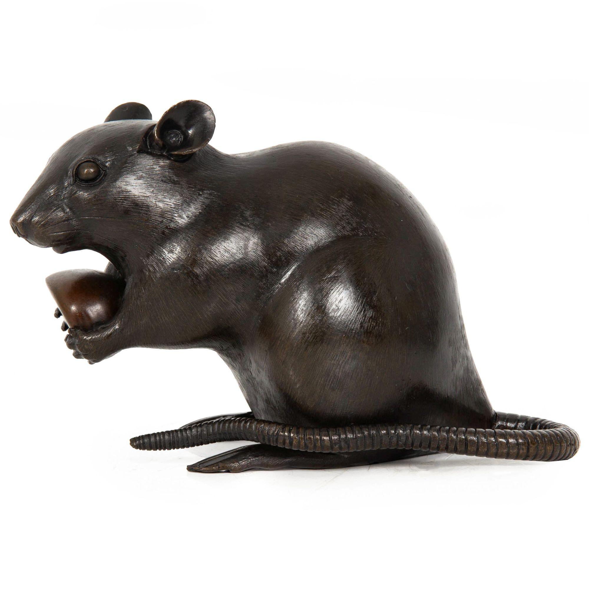 Giapponese Scultura Okimono in bronzo giapponese Meiji di un ratto con castagna in vendita