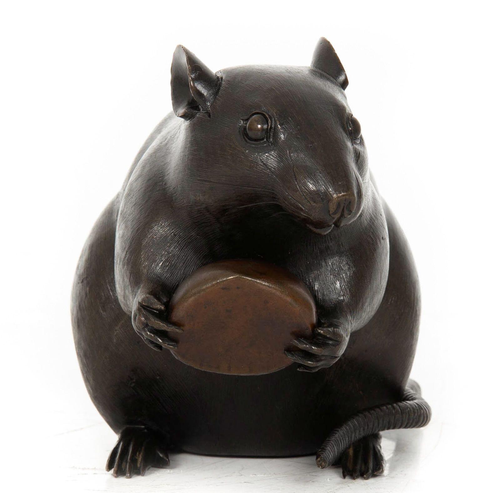 XIX secolo Scultura Okimono in bronzo giapponese Meiji di un ratto con castagna in vendita