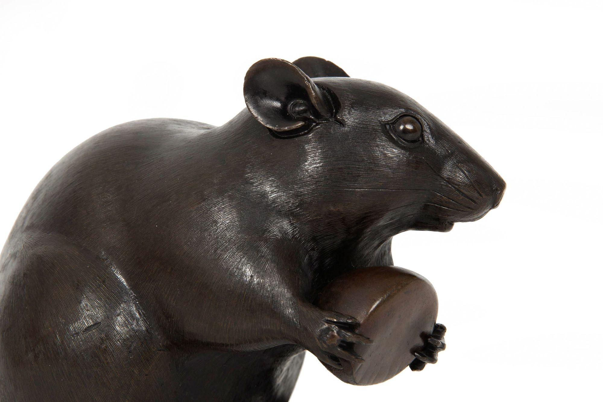 Bronzo Scultura Okimono in bronzo giapponese Meiji di un ratto con castagna in vendita